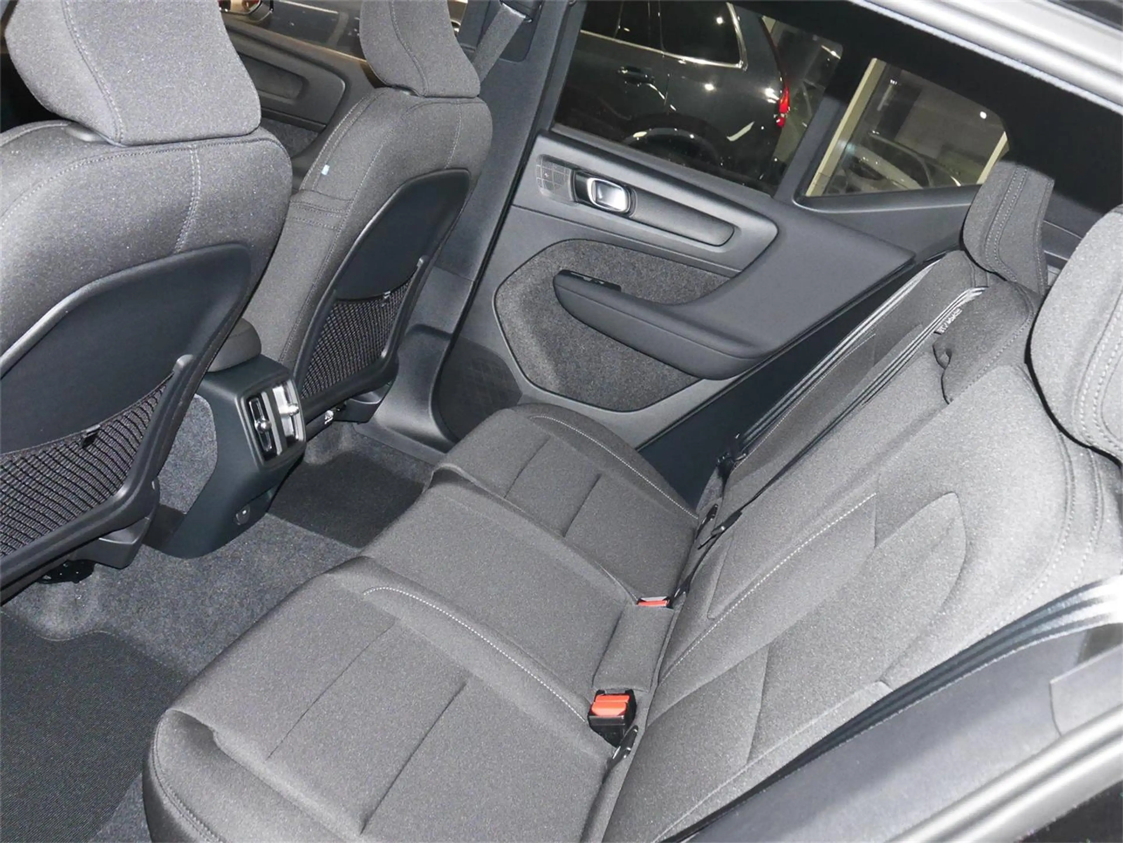 Volvo EX40 Extended Range Plus Dark — photo 7