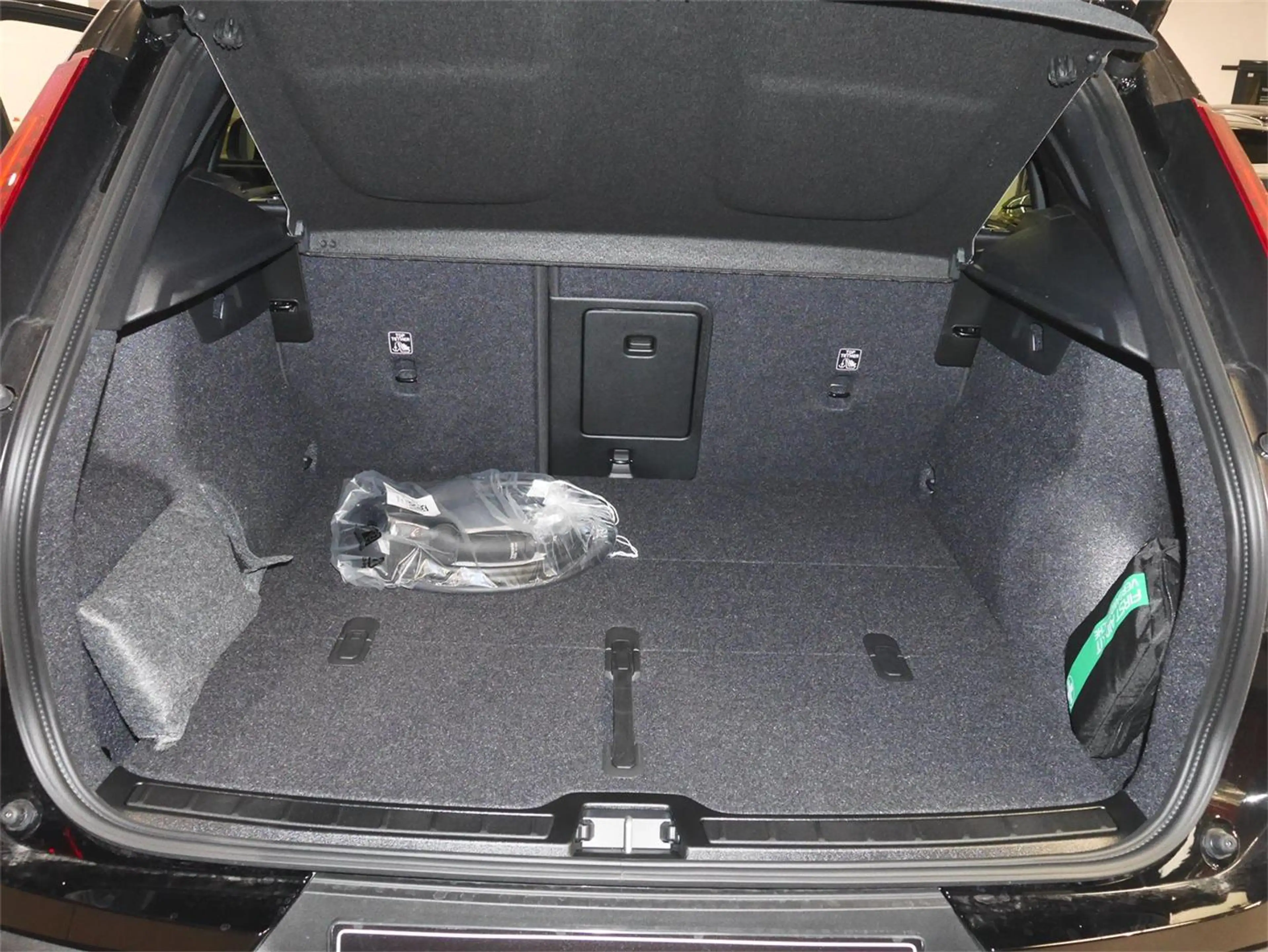 Volvo EX40 Extended Range Plus Dark — photo 9