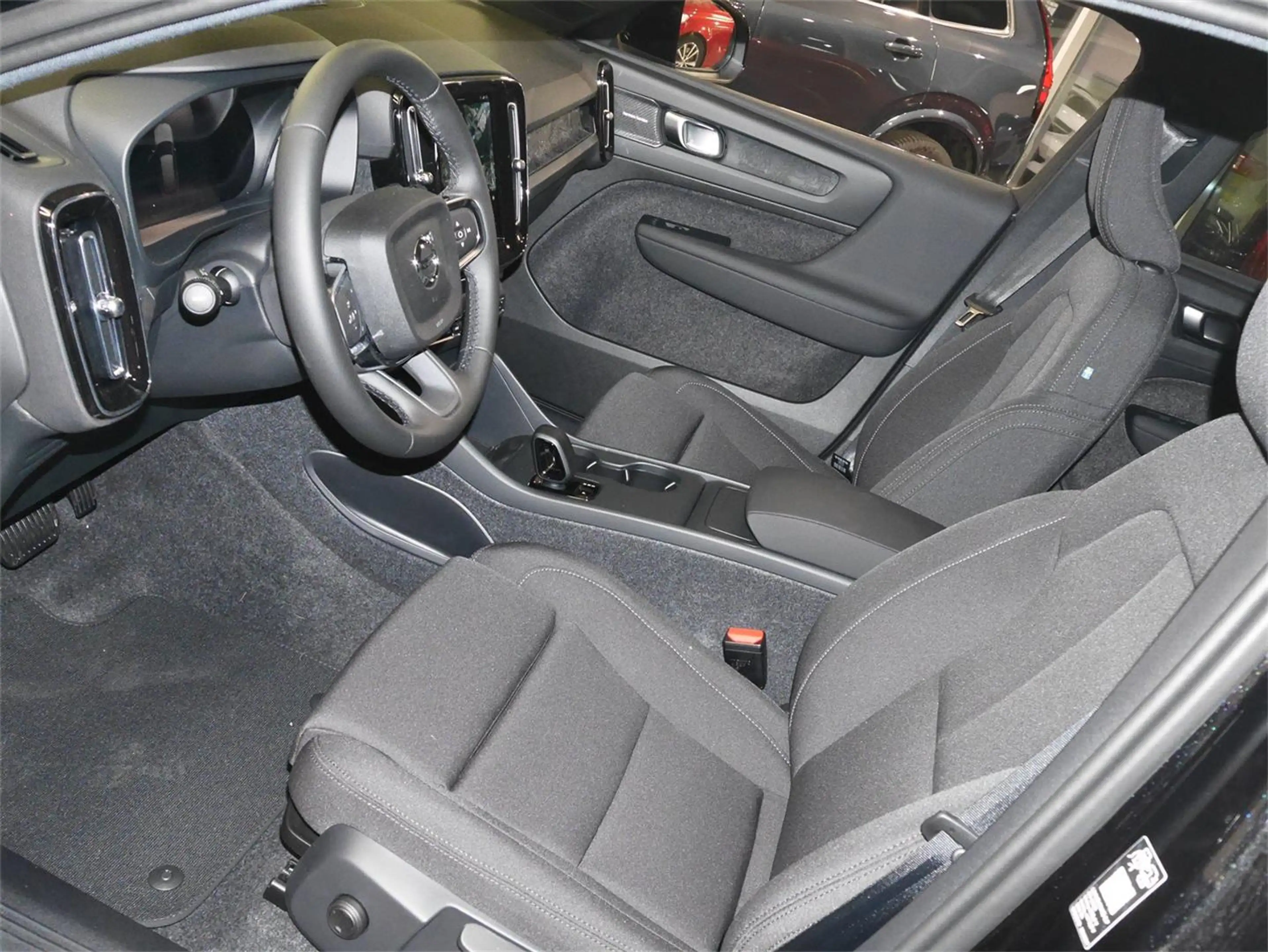 Volvo EX40 Extended Range Plus Dark — photo 6