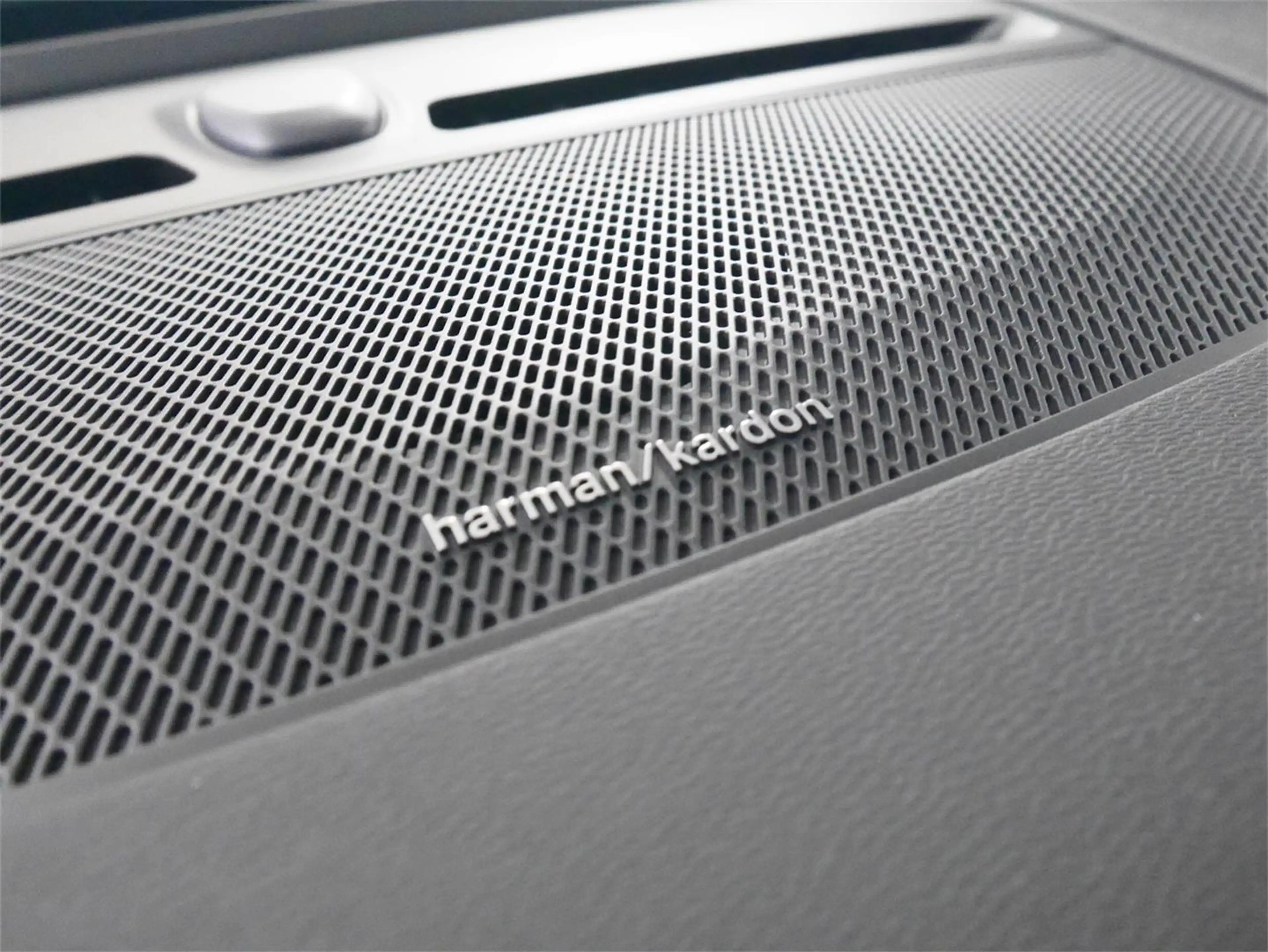 Volvo EX40 Extended Range Plus Dark — photo 12