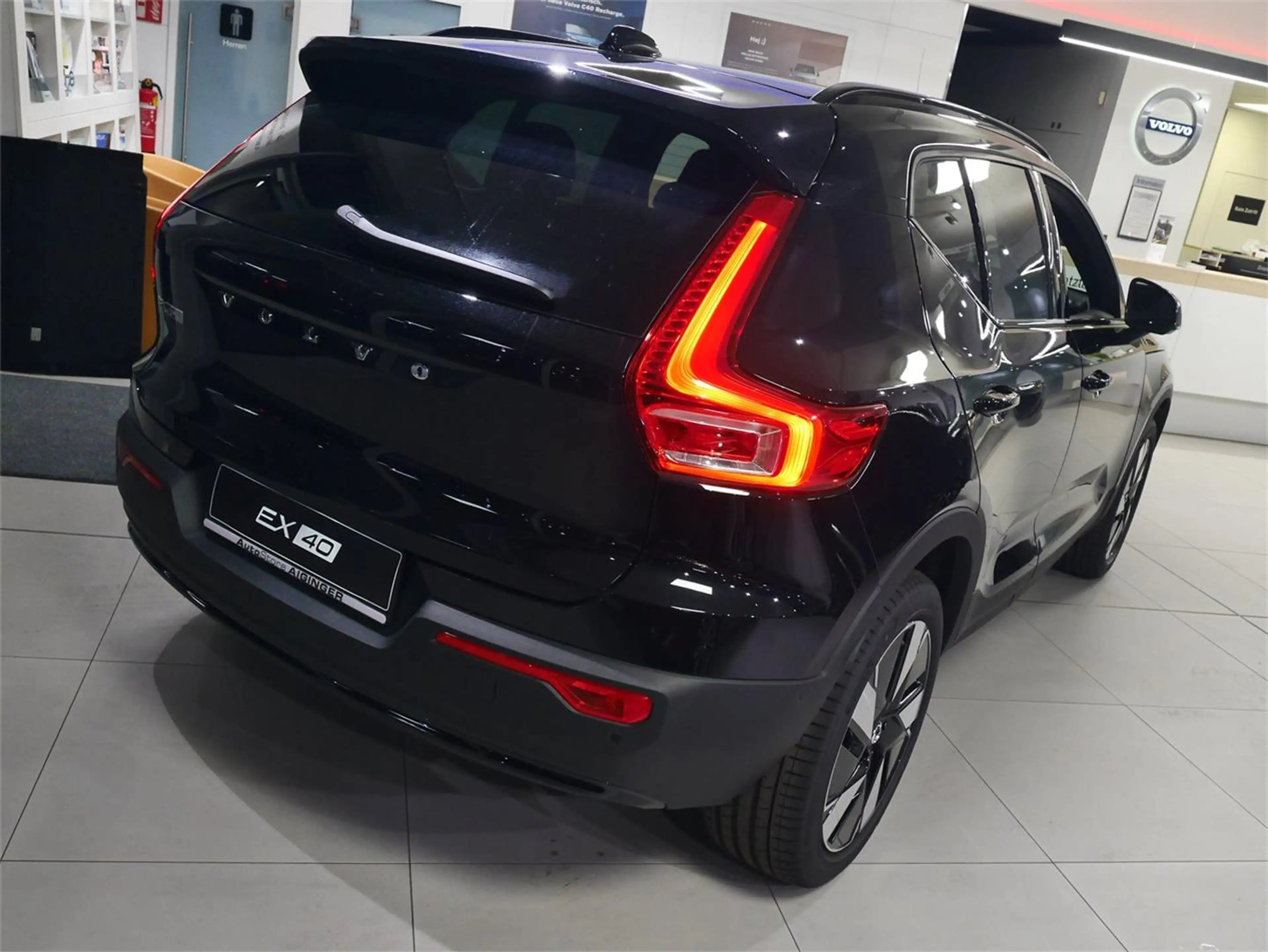 Volvo EX40 Extended Range Plus Dark — photo 3