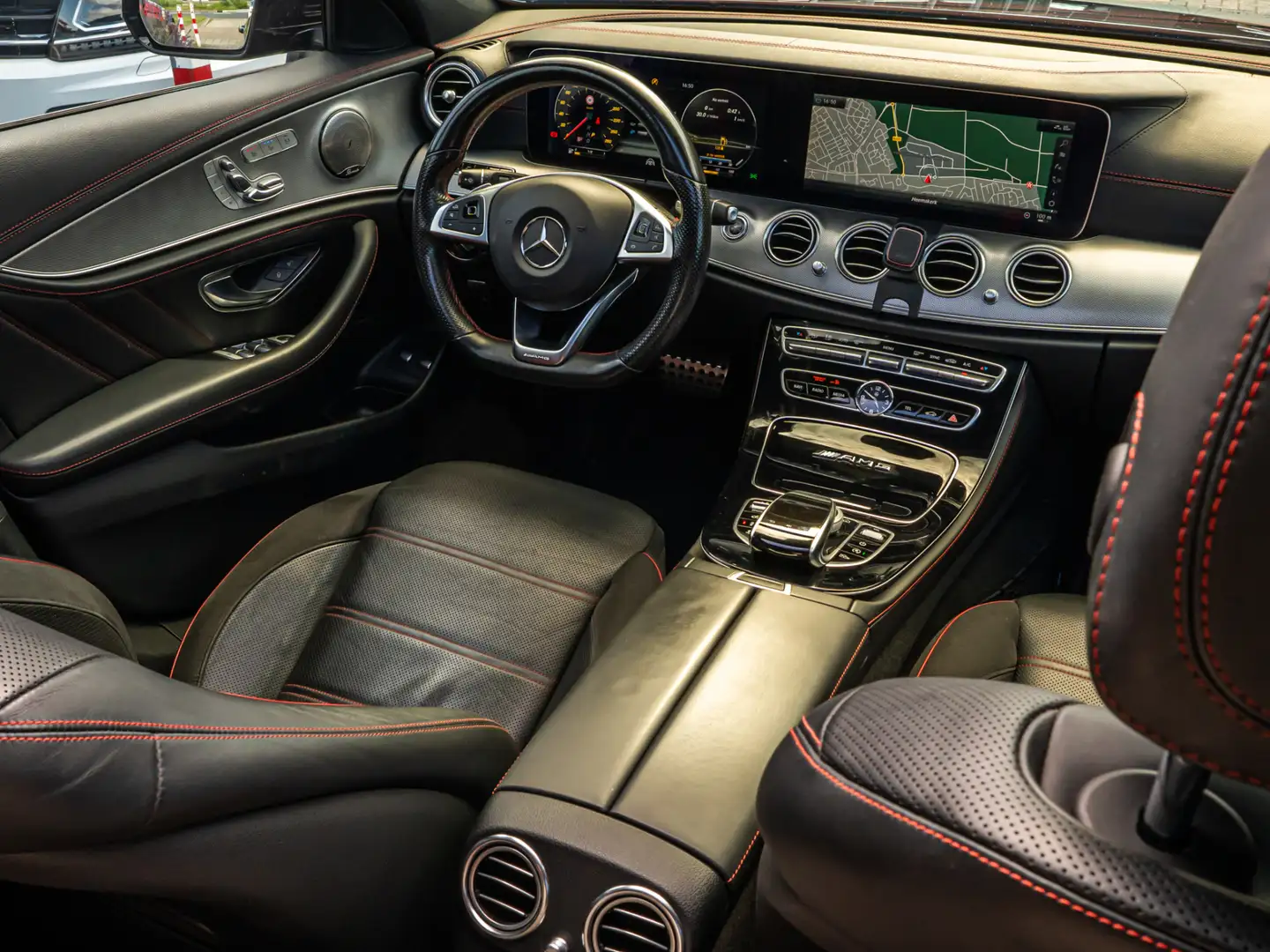 Mercedes-Benz E 43 AMG Estate 4MATIC Premium Plus PANO 19 INCH BURMESTER Schwarz - 2