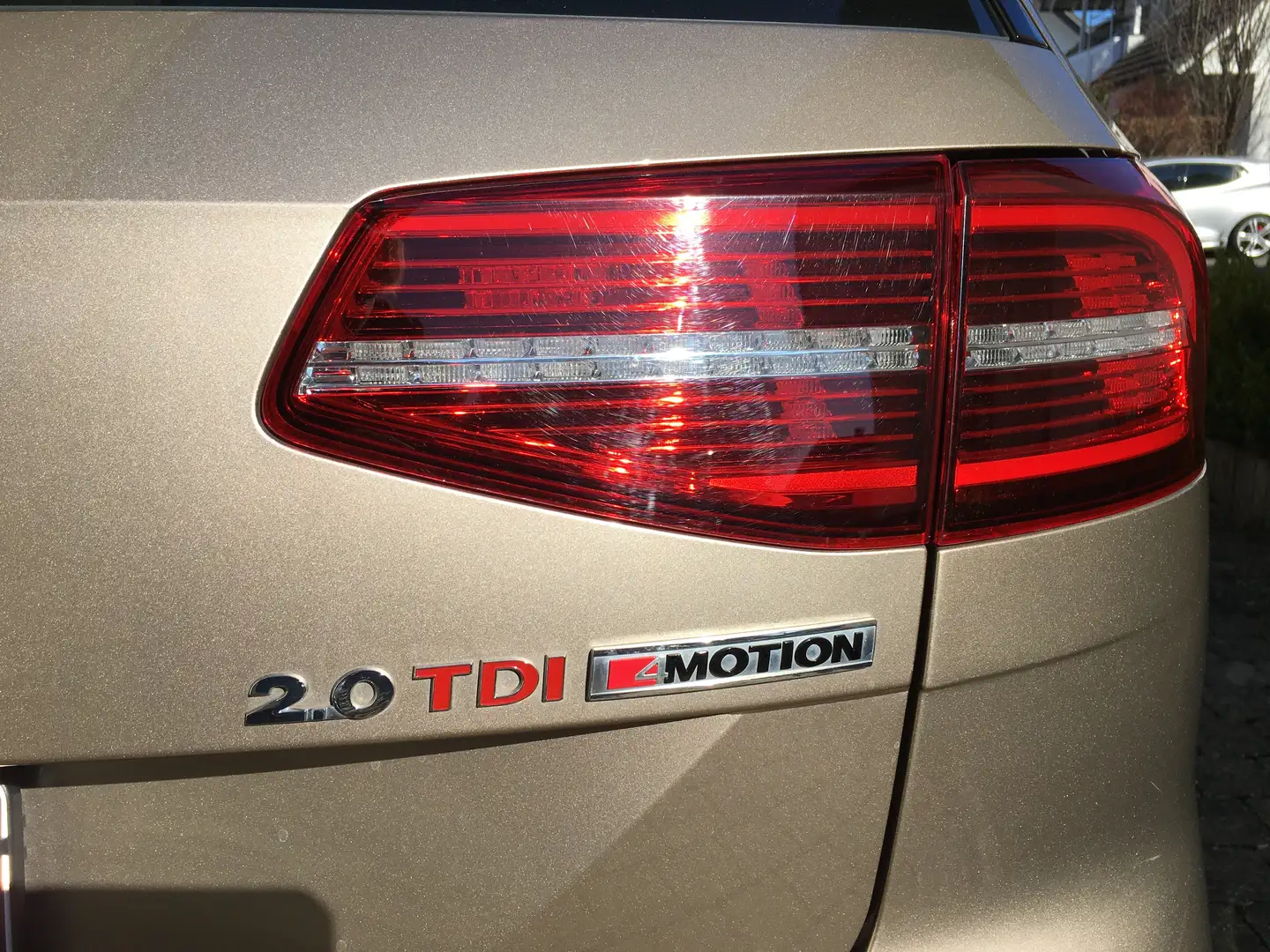 Volkswagen Passat Variant 2.0 TDI SCR 4Motion DSG (BMT) Highline Gold - 2