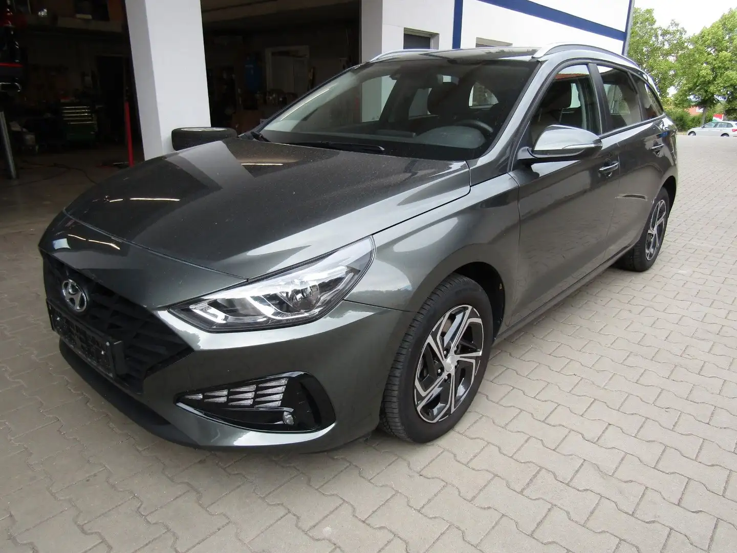 Hyundai i30 cw Pure  1,5   mit    4 Zylindermotor Grau - 1