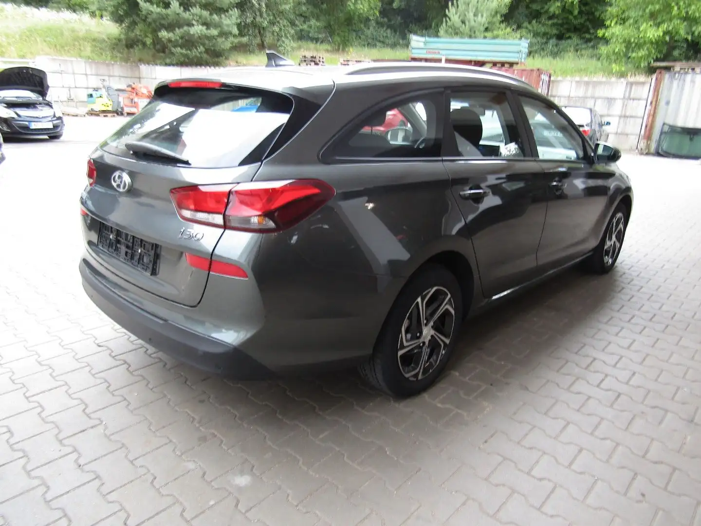 Hyundai i30 cw Pure  1,5   mit    4 Zylindermotor Grau - 2