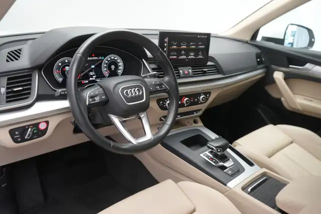 Audi Q5 view 12