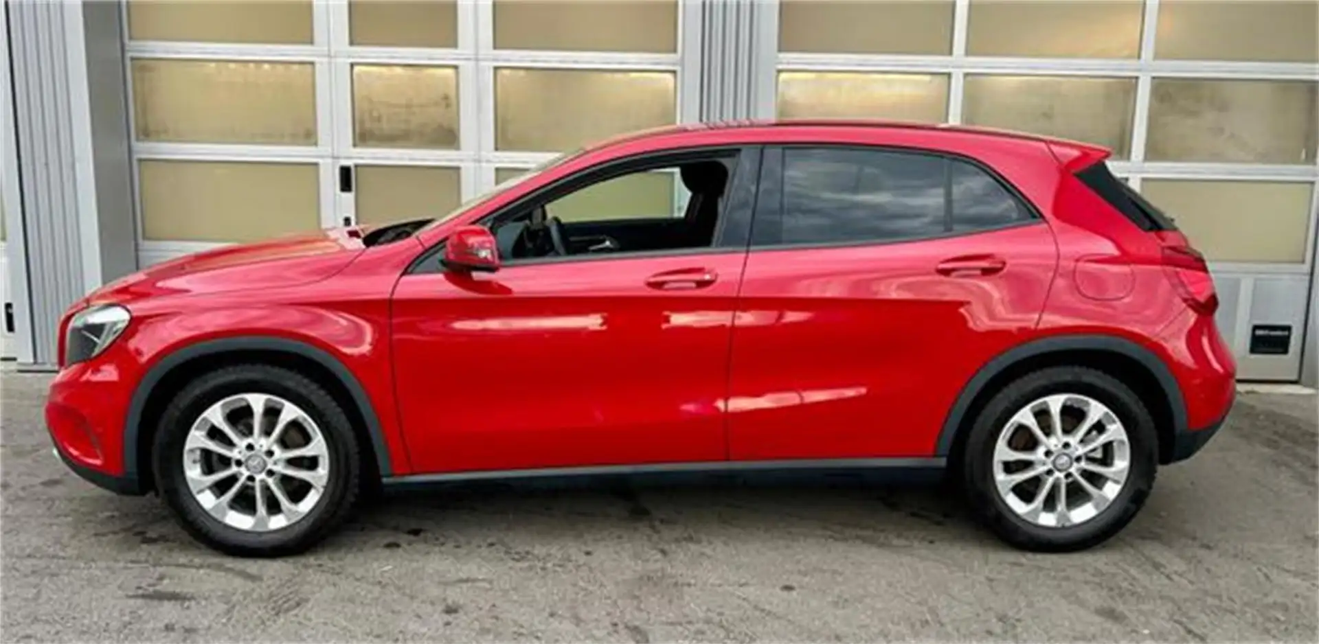 Mercedes-Benz GLA 180 CDI Kompakt SUV Rot - 2