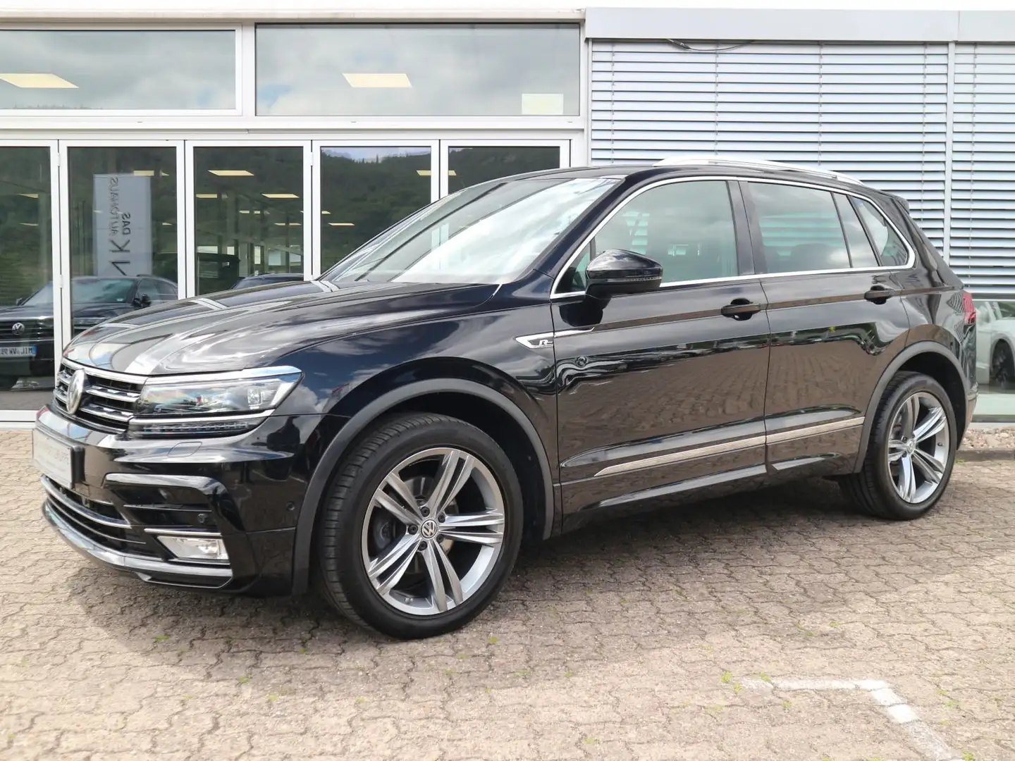 Volkswagen Tiguan R-Line 2.0 TDI DSG 4Motion PANO STHZG AHK Schwarz - 2