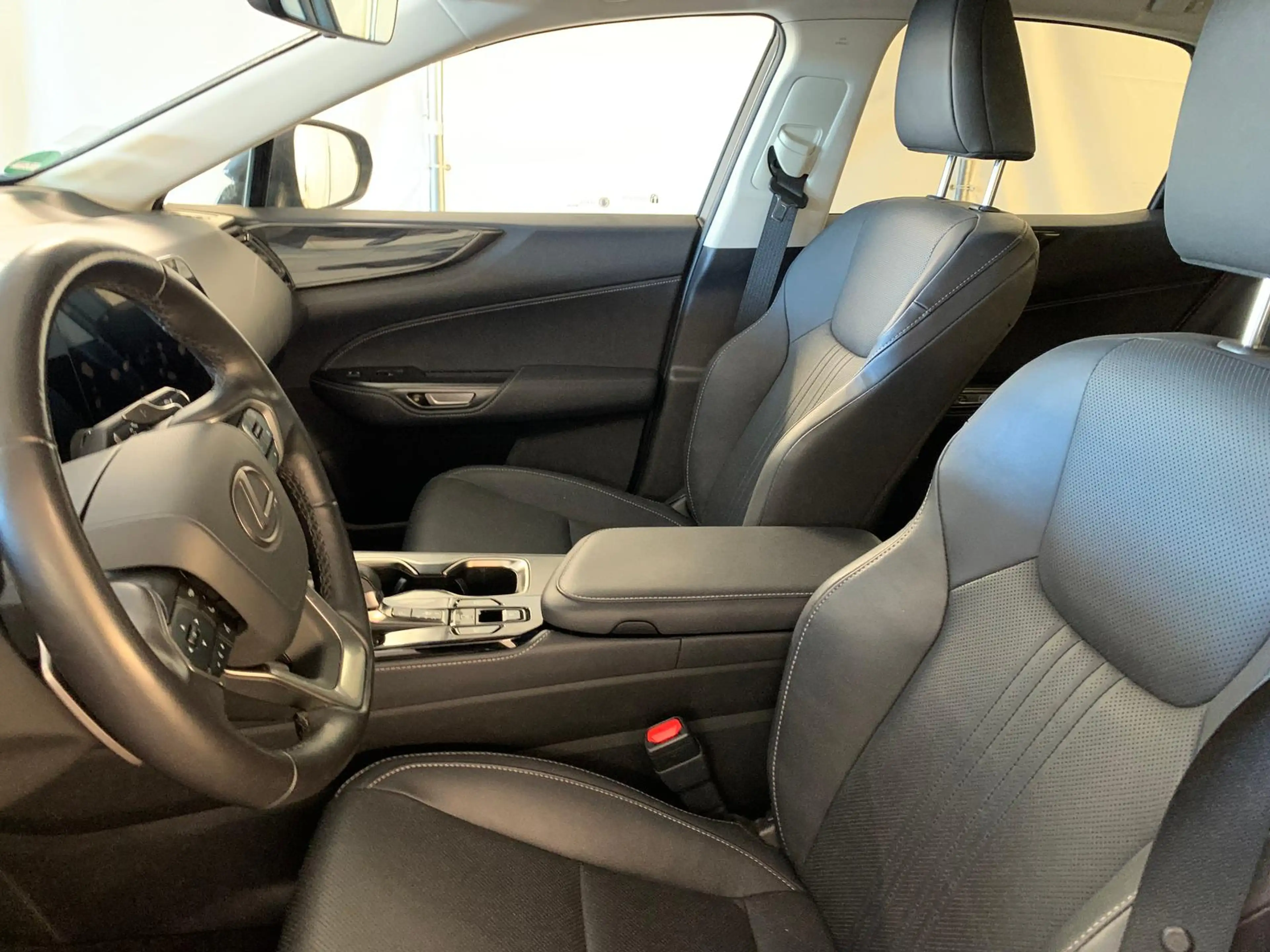 Lexus NX 350h NX 350 h BUSINESS ACC/LED/AHK/PDC/DIGITAL-COCK — photo 8