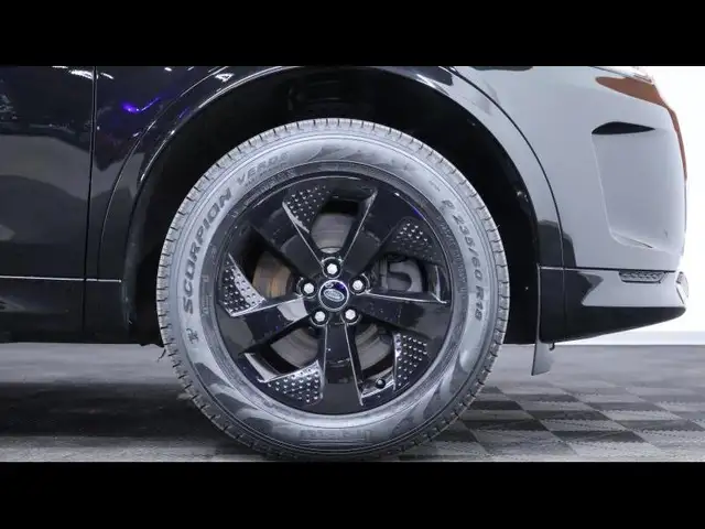 Land Rover Discovery Sport view 9