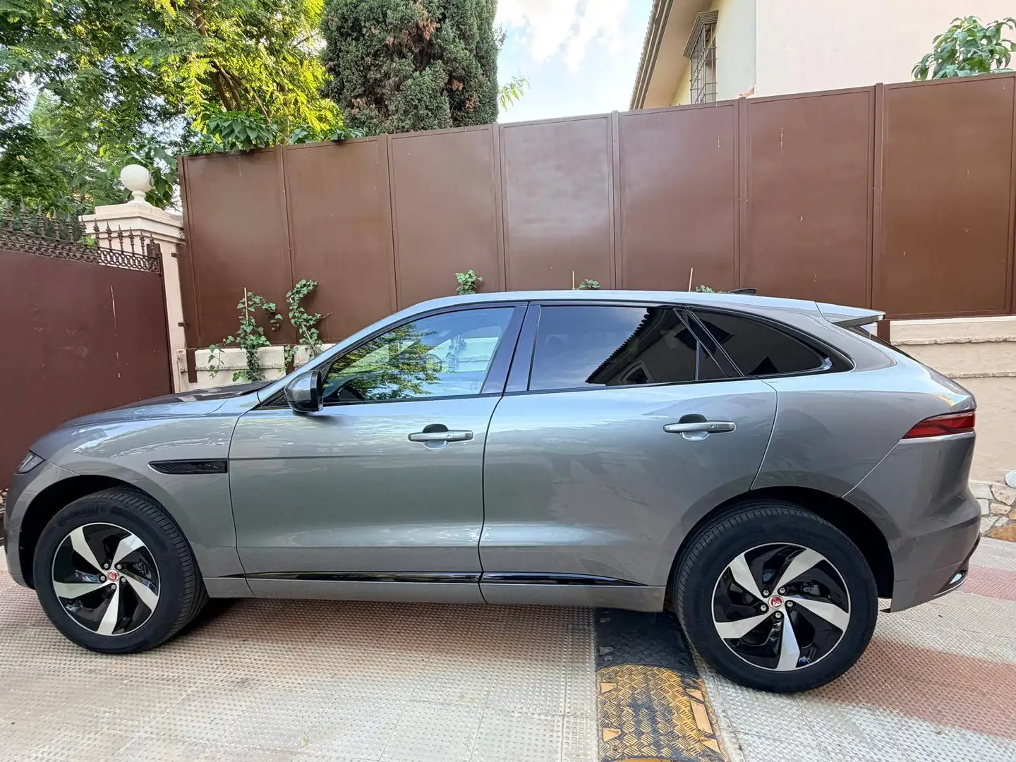 Jaguar F-Pace F-Pace 2.0D l4 MHEV R-Dynamic Black Aut. AWD 204 R-Dynamic Black Gris - 1