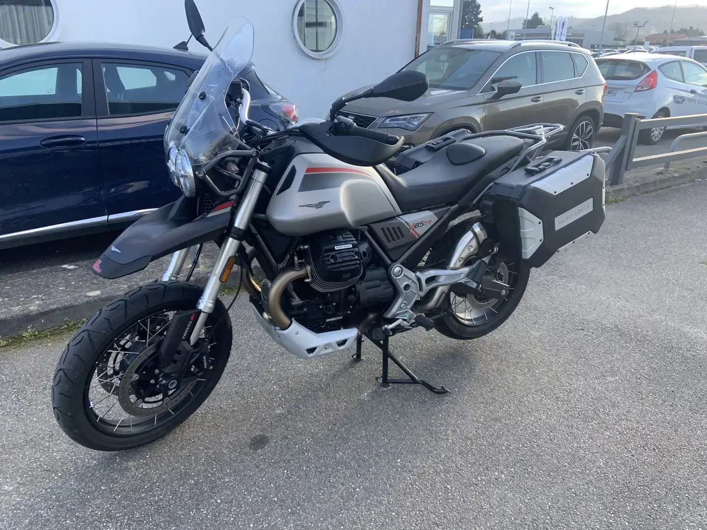 Moto Guzzi V 85 TT Gris - 1