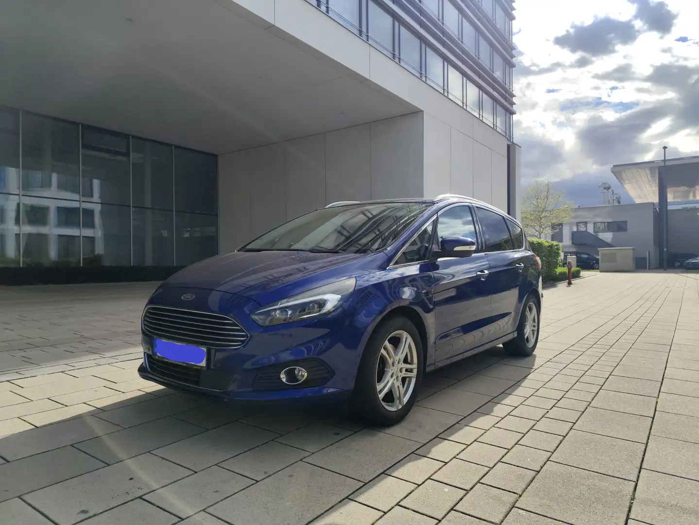 Ford S-Max 7 Sitzer Diesel 2.0 TDCi Aut. Titanium Blau - 2