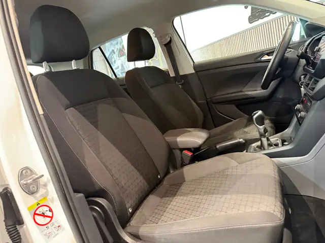 Volkswagen T-Cross view 9