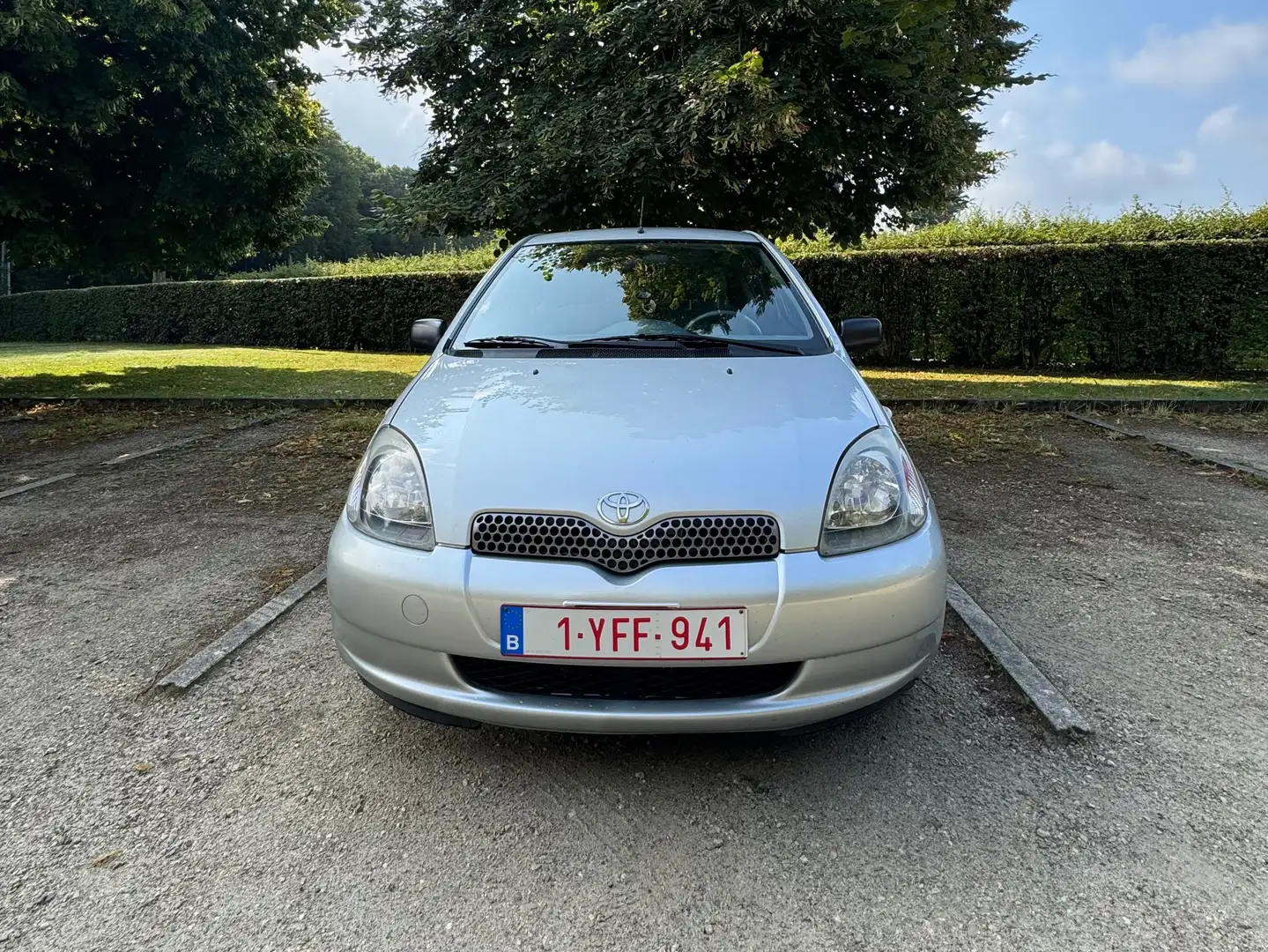 Toyota Yaris 1.3i 16v Linea Luna Argent - 2