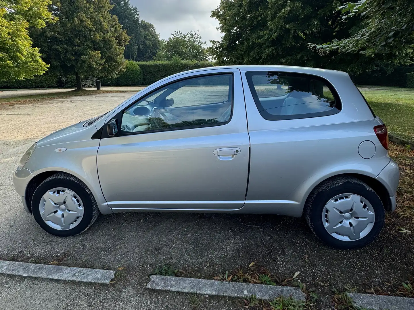 Toyota Yaris 1.3i 16v Linea Luna Argent - 1