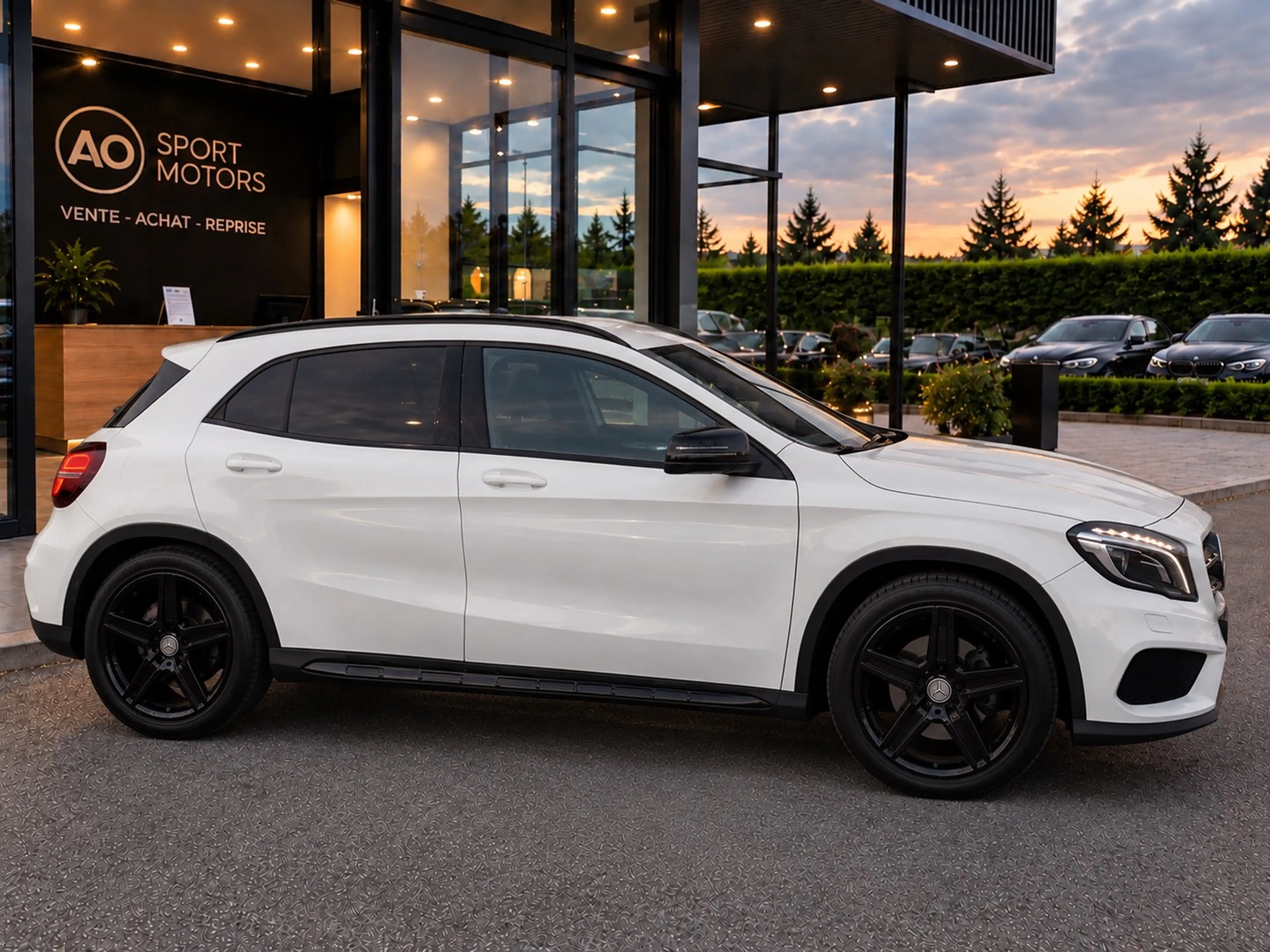 Mercedes-Benz GLA 180 d Pack AMG 1er Propriétaire | Historique |état Showroom !! — photo 4