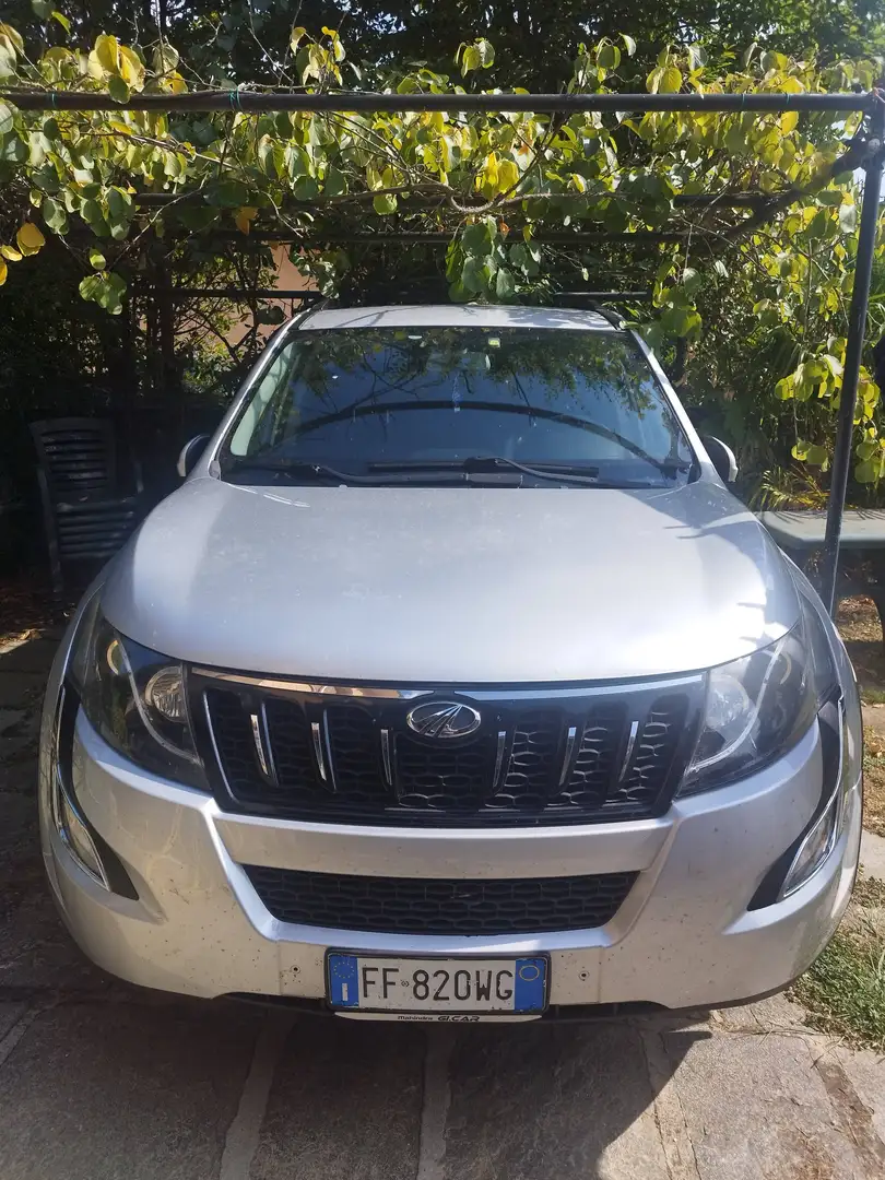 Mahindra XUV500 XUV 500 W8 Silber - 2