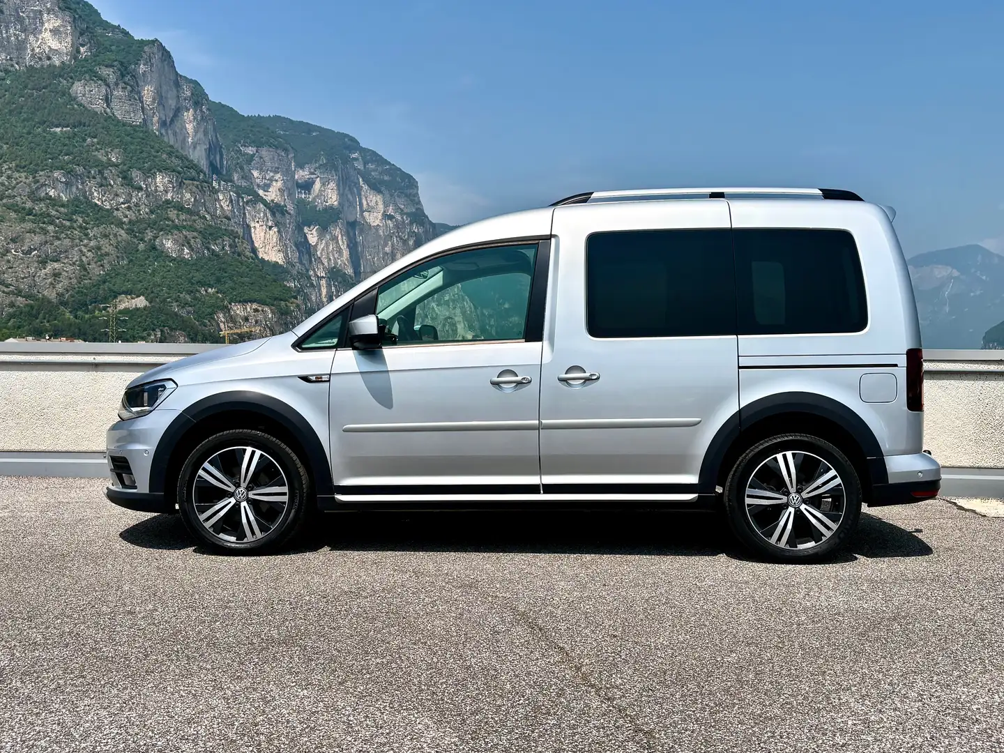 Volkswagen Caddy 2.0 TDI Alltrack BlueMotion "Navi+ACC+Gancio" Grau - 2