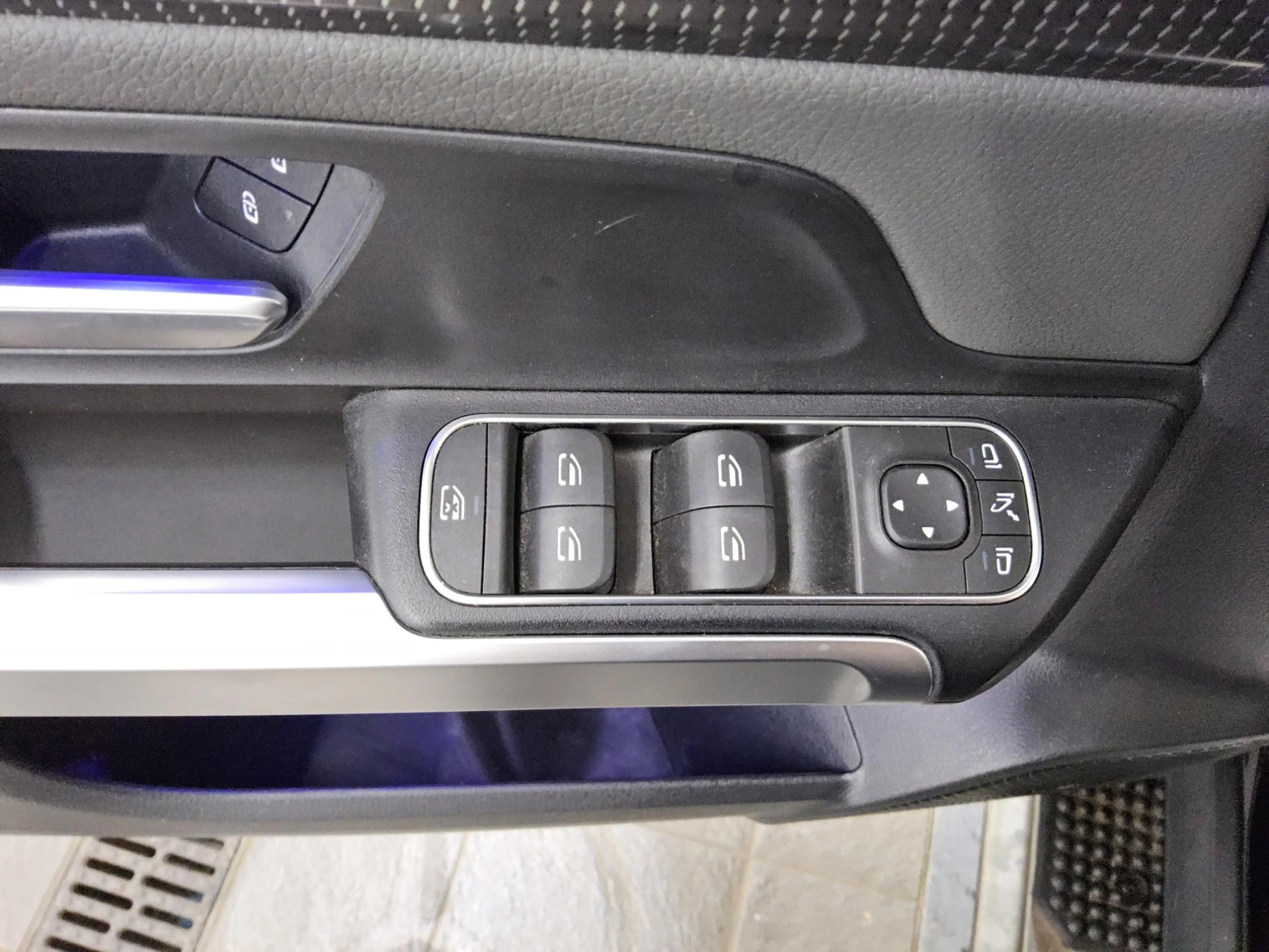 Mercedes-Benz EQB 250 Night T-Leder Navi LED RFK Keyless — photo 10