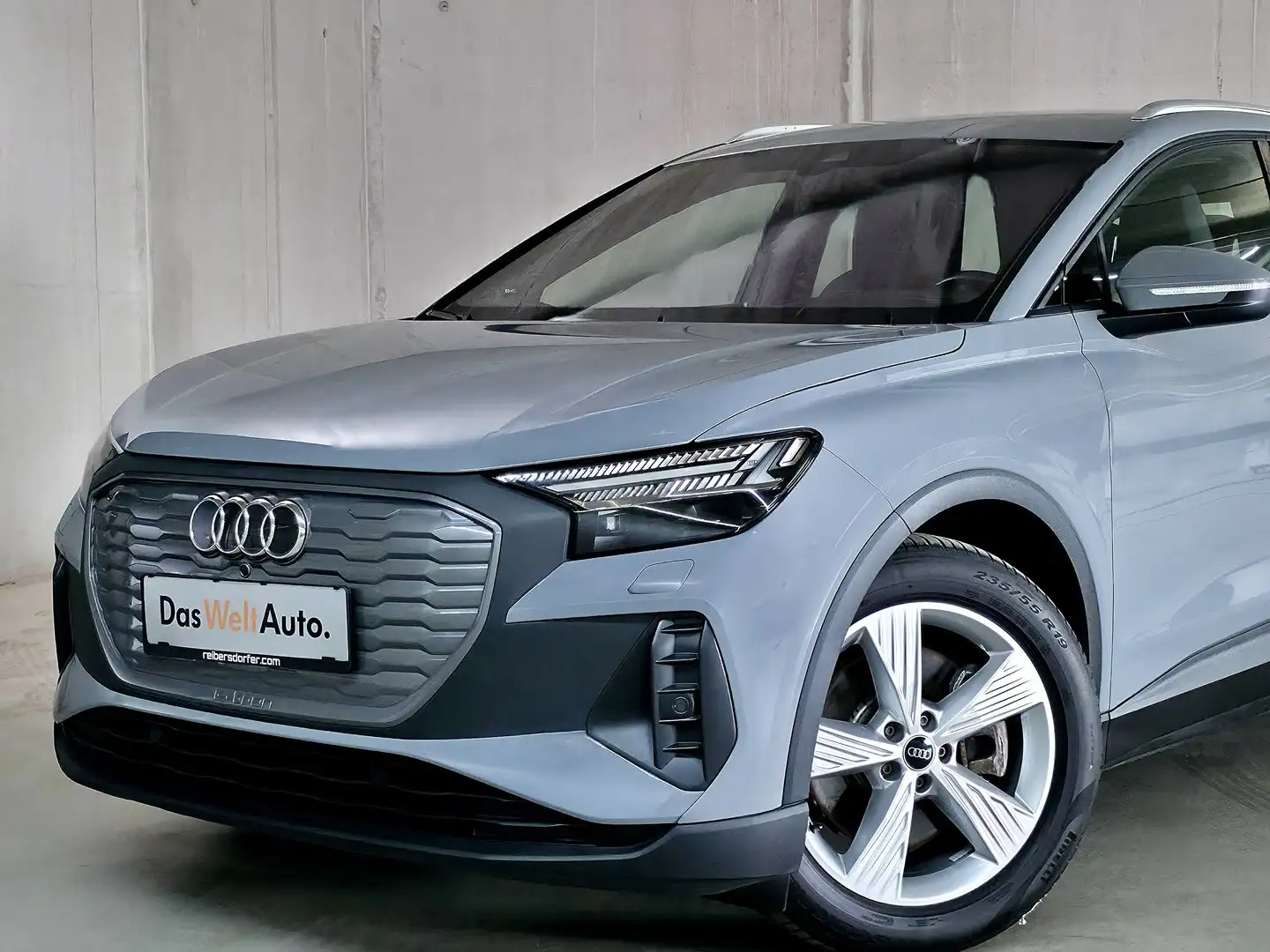 Audi Q4 e-tron 45 e-tron basis quattro Grau - 2