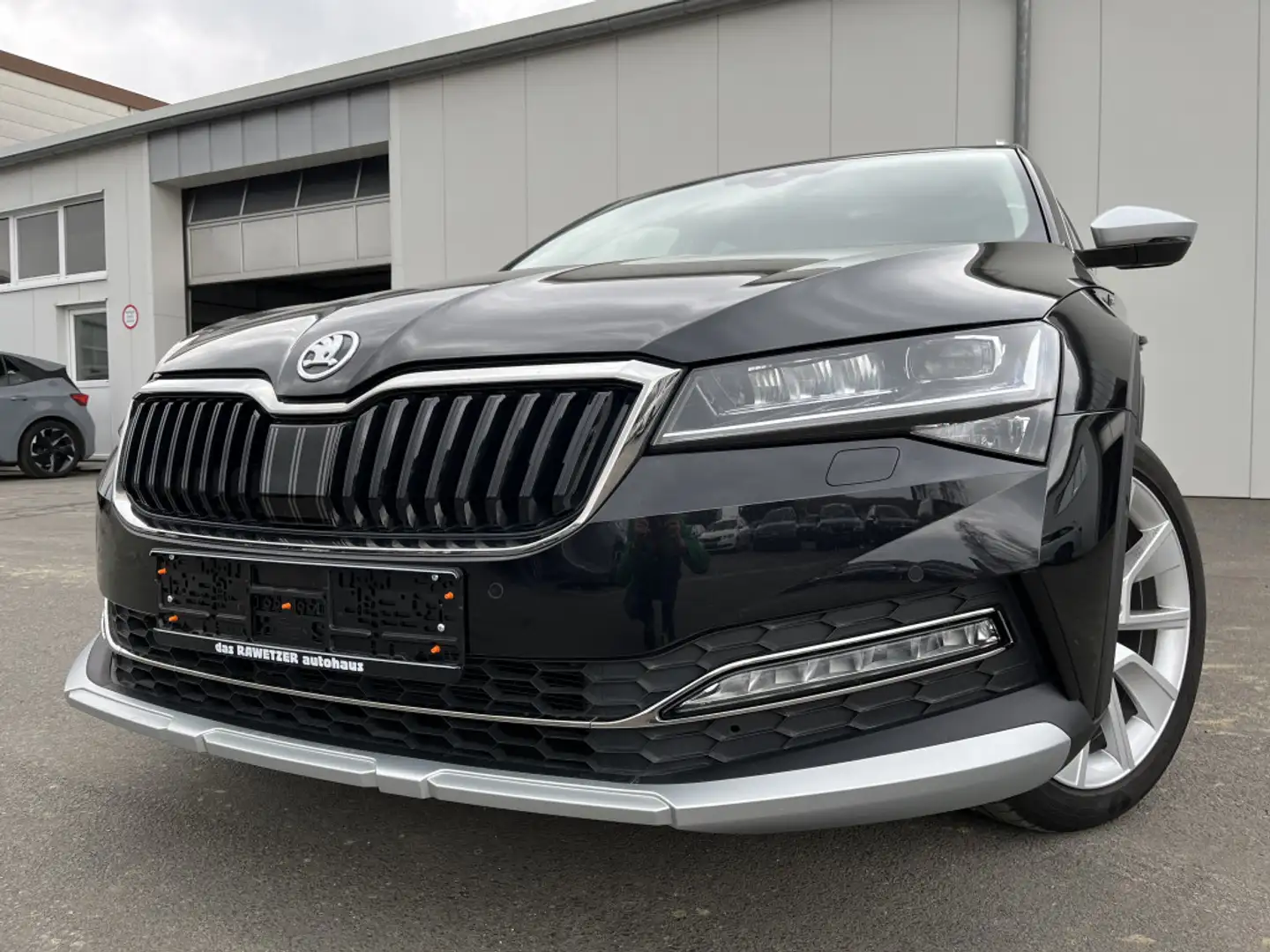 Skoda Superb Combi 2.0 TDI DSG 4x4 Scout AHK STHZ DAB Virtual C Schwarz - 1