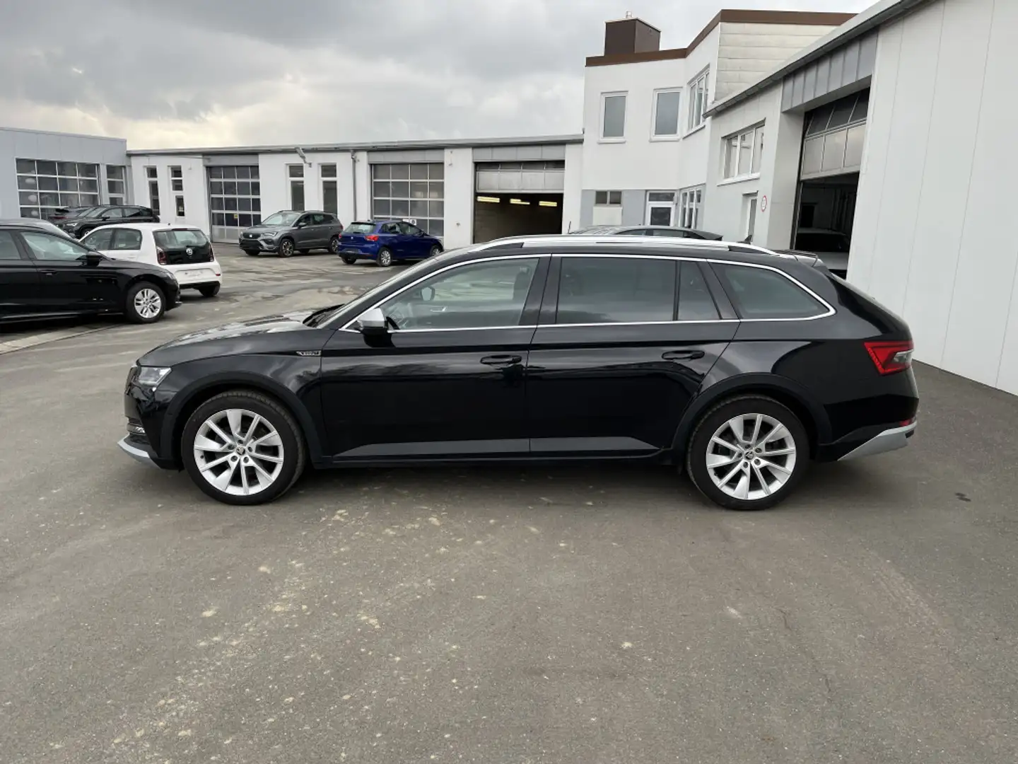 Skoda Superb Combi 2.0 TDI DSG 4x4 Scout AHK STHZ DAB Virtual C Schwarz - 2