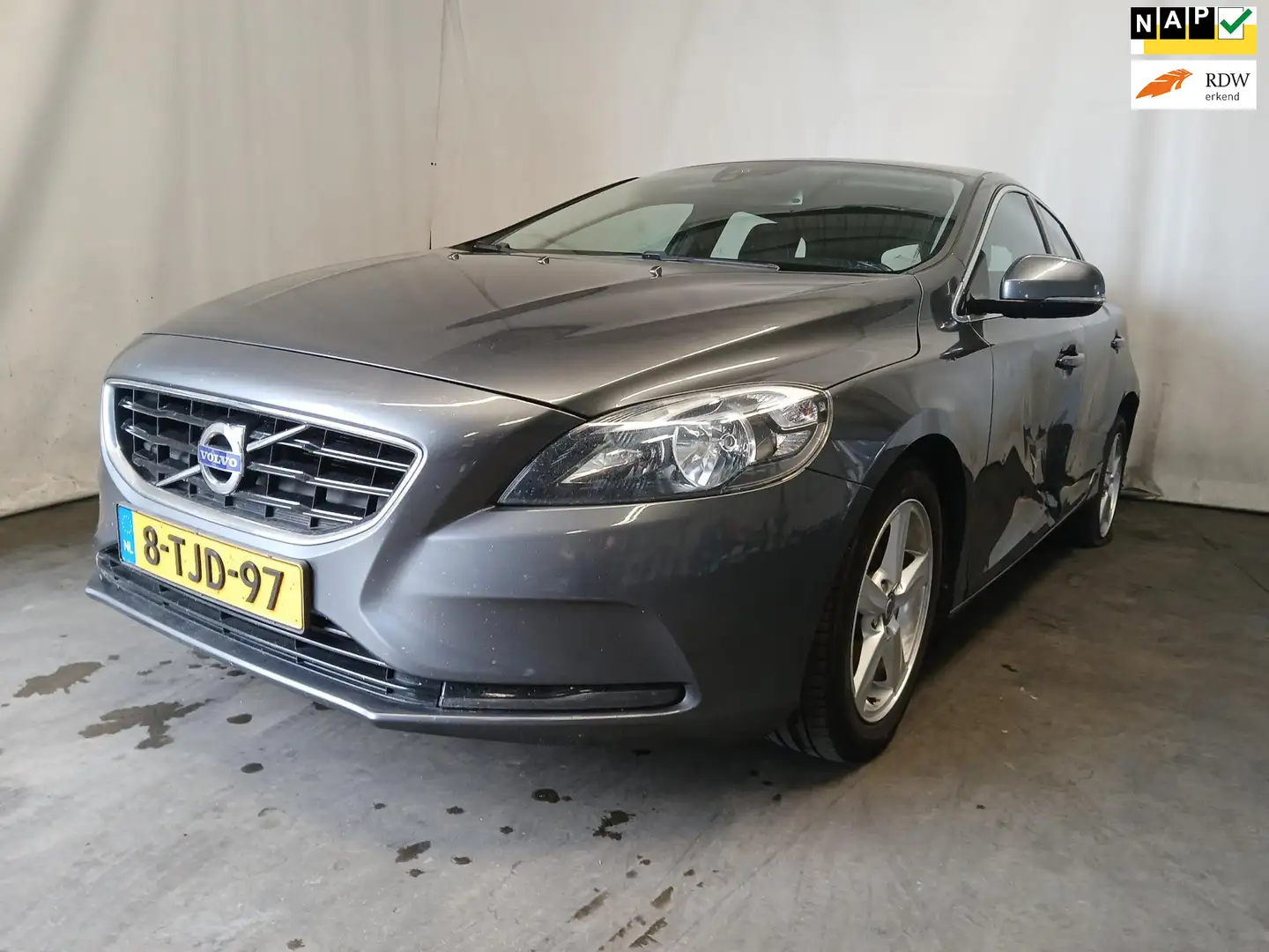 Volvo V40 1.6 D2 Momentum - Airco - Linker Zijschade Grijs - 1