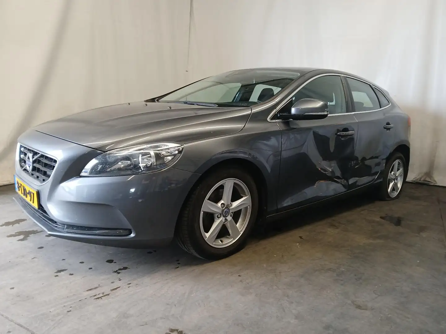 Volvo V40 1.6 D2 Momentum - Airco - Linker Zijschade Grijs - 2
