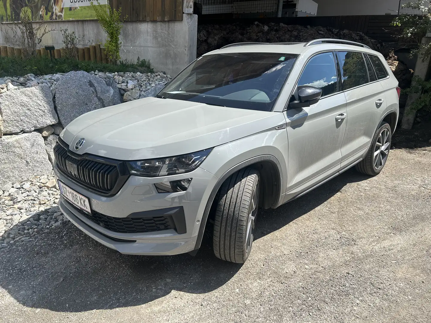Skoda Kodiaq 2,0 TDI SCR 4x4 Sportline DSG Grau - 1
