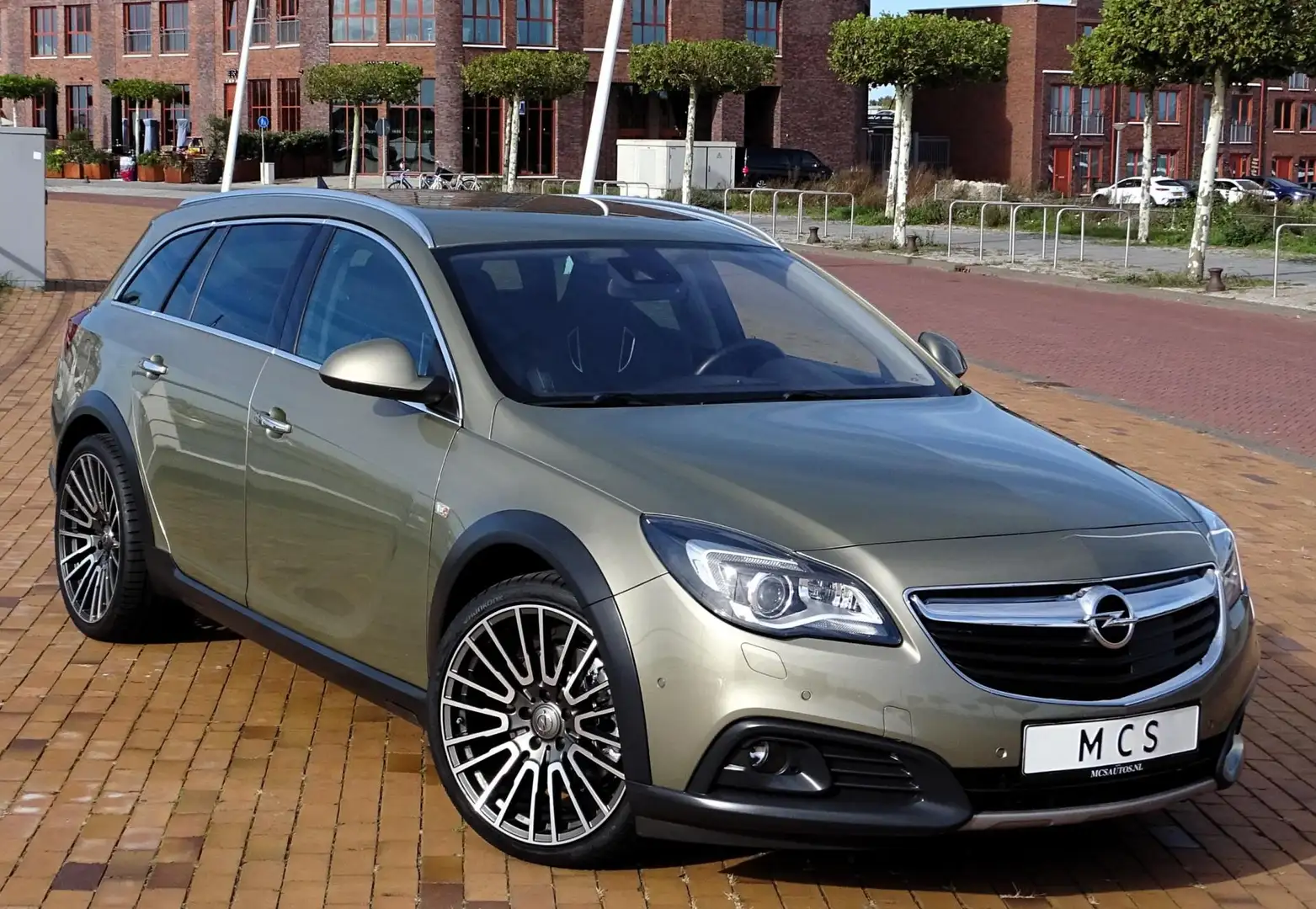 Opel Insignia COUNTRY TOURER 2.0T 4WD 250PK Recaro Leer Groen - 2