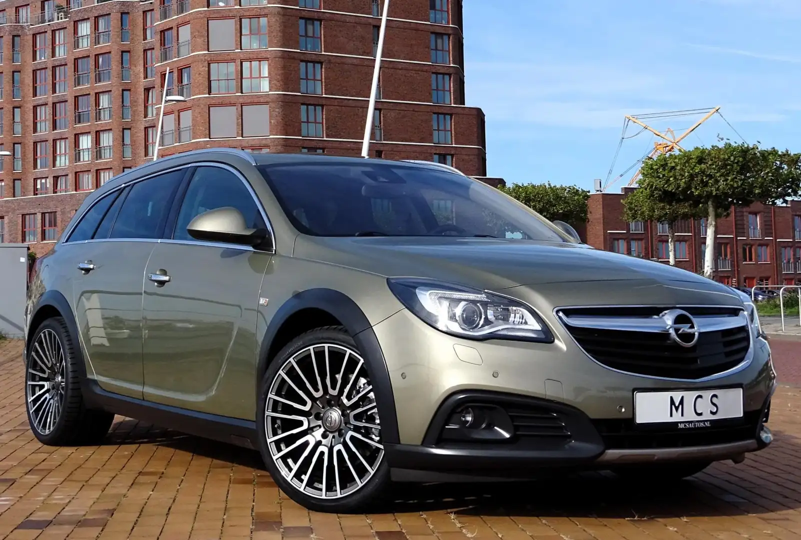 Opel Insignia COUNTRY TOURER 2.0T 4WD 250PK Recaro Leer Groen - 1