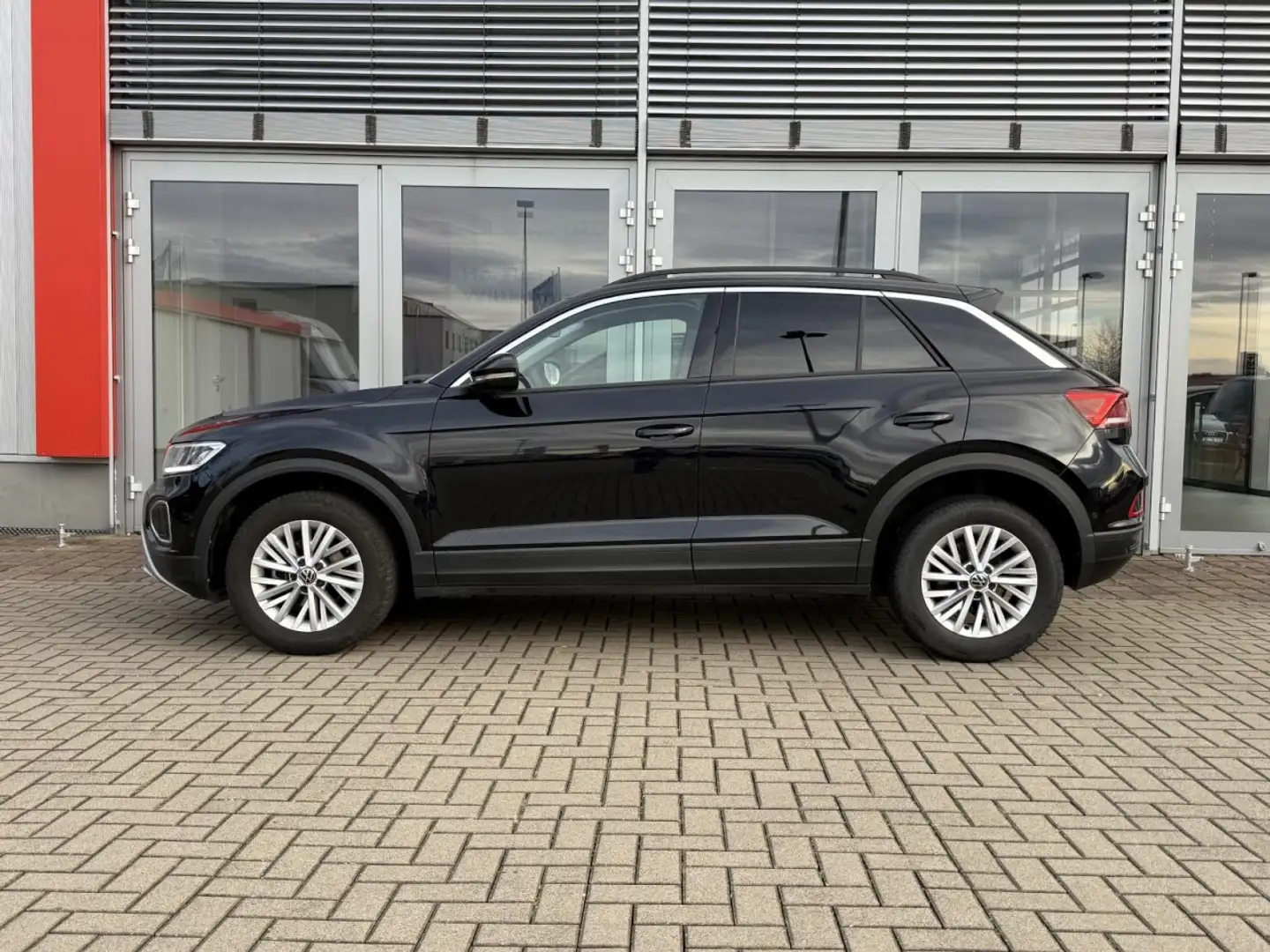 Volkswagen T-Roc 1.0 TSI Life 6-Gang NAVIGAT, EPH, SHZ, APP Klima Schwarz - 2