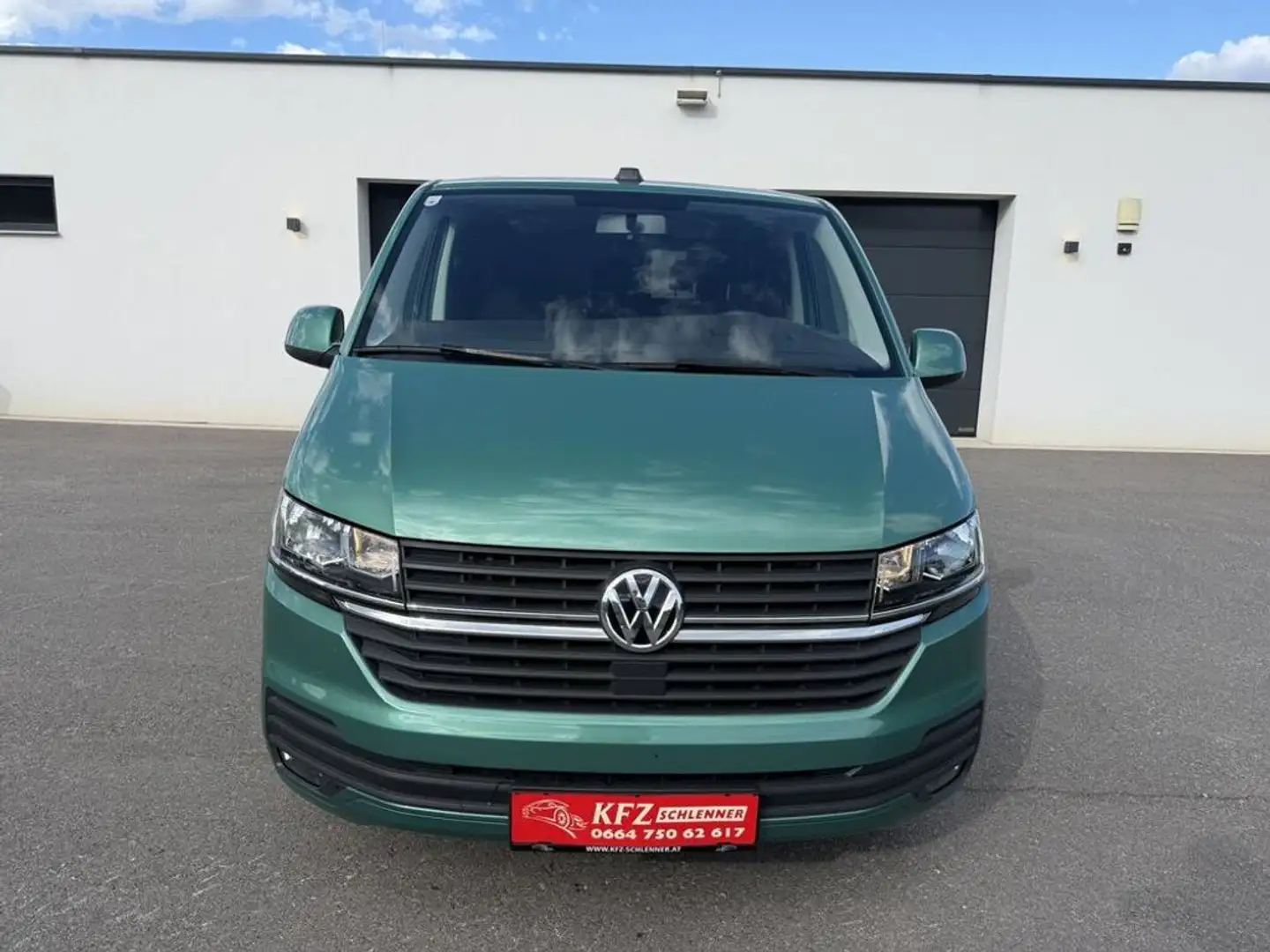 Volkswagen T6.1 Kombi LR 2,0 TDI Grün - 2