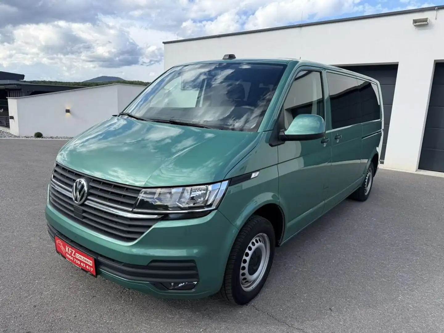 Volkswagen T6.1 Kombi LR 2,0 TDI Grün - 1
