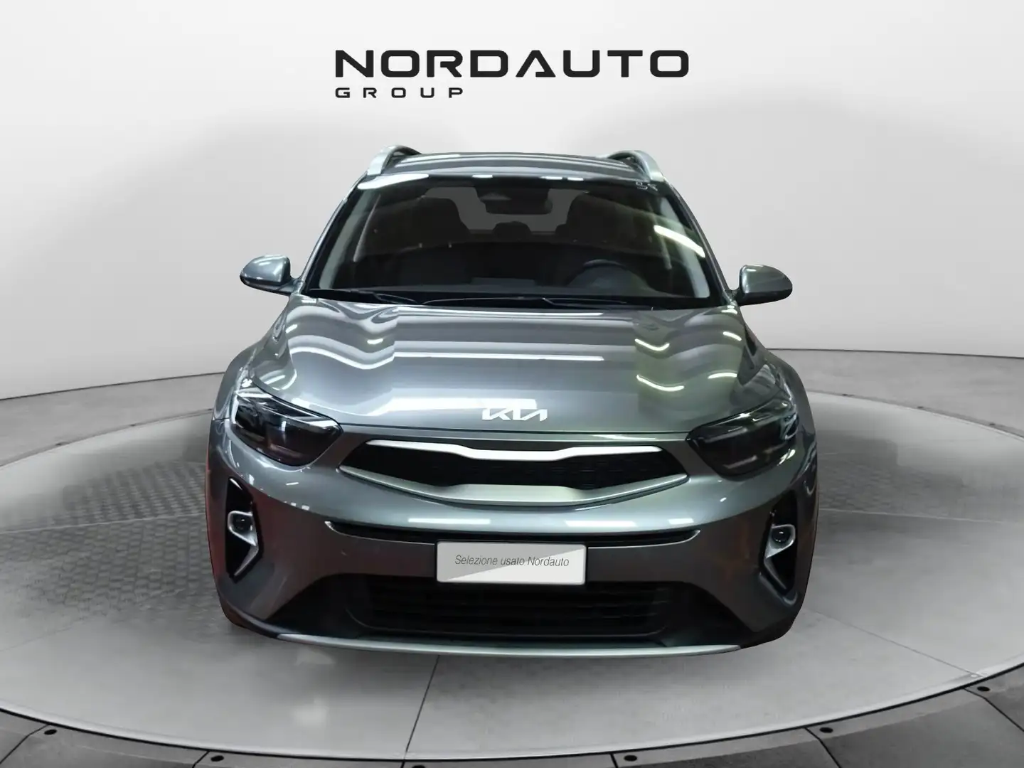 Kia Stonic 1.2 MPI Urban Grau - 2