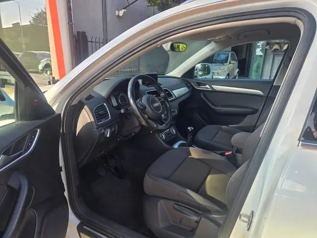 Audi Q3 view 3