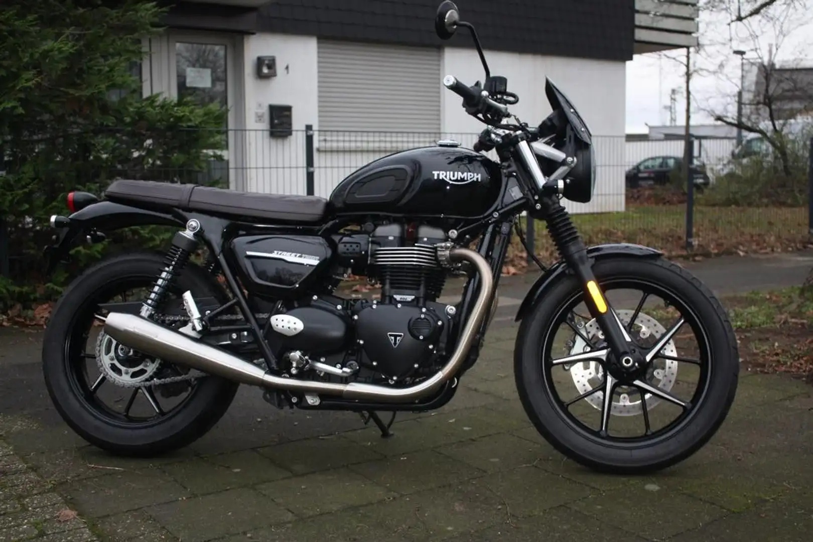 Triumph Street Twin 900  Vance & Hines Negru - 2