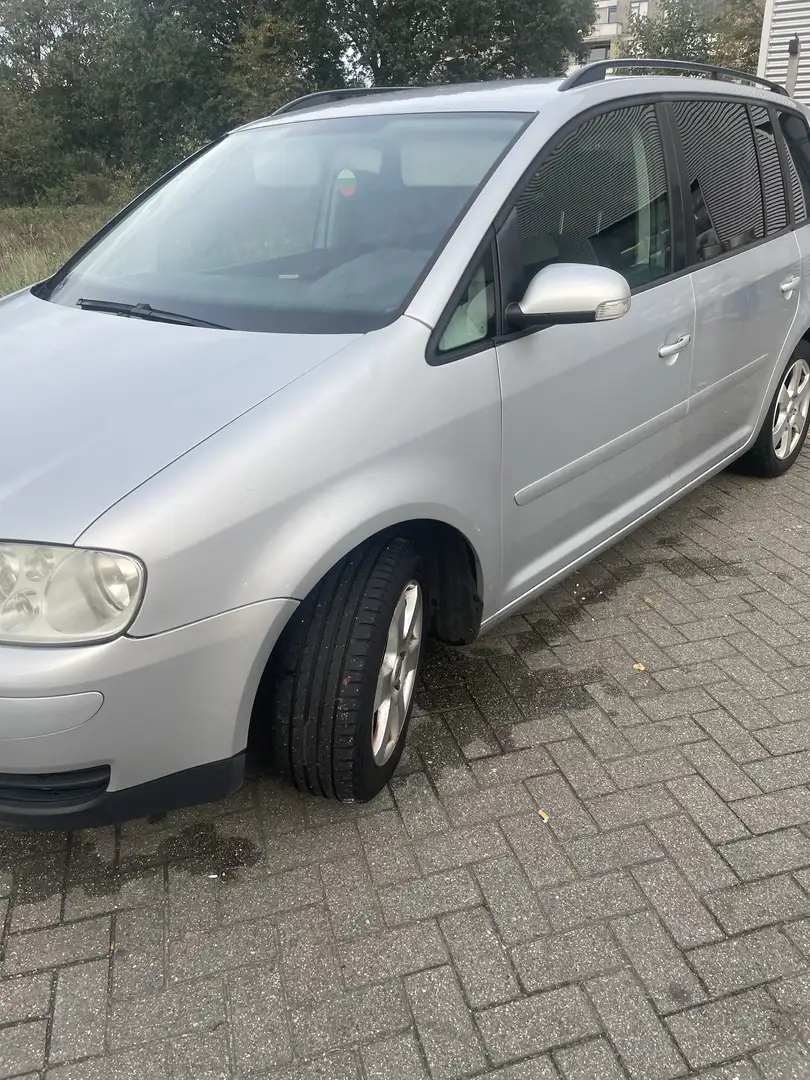 Volkswagen Touran 1.6-16V FSI Trendl. Grijs - 1