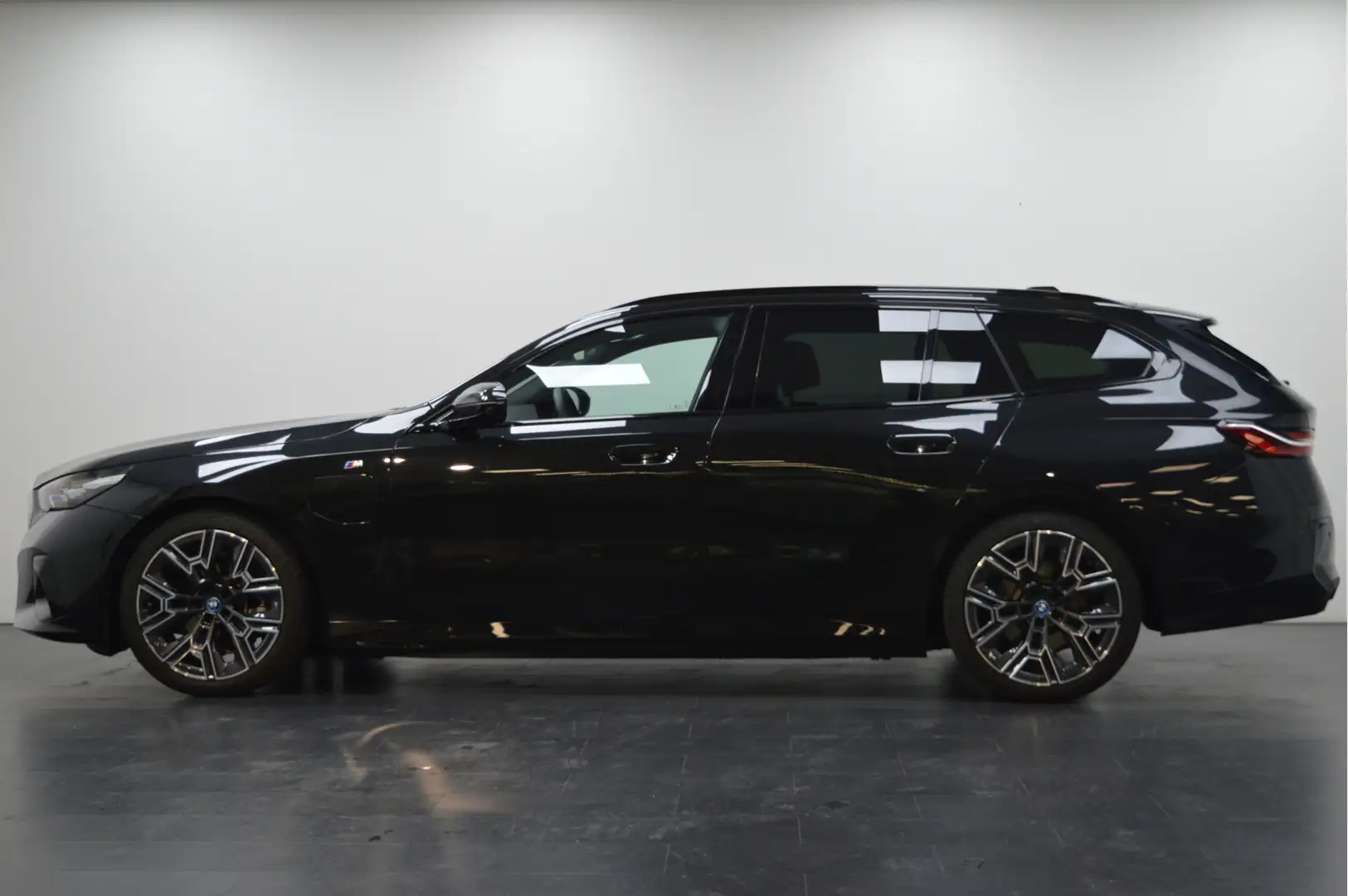 BMW 530 5 Serie Touring 530e M Sport Automaat / Achteruitr Zwart - 2