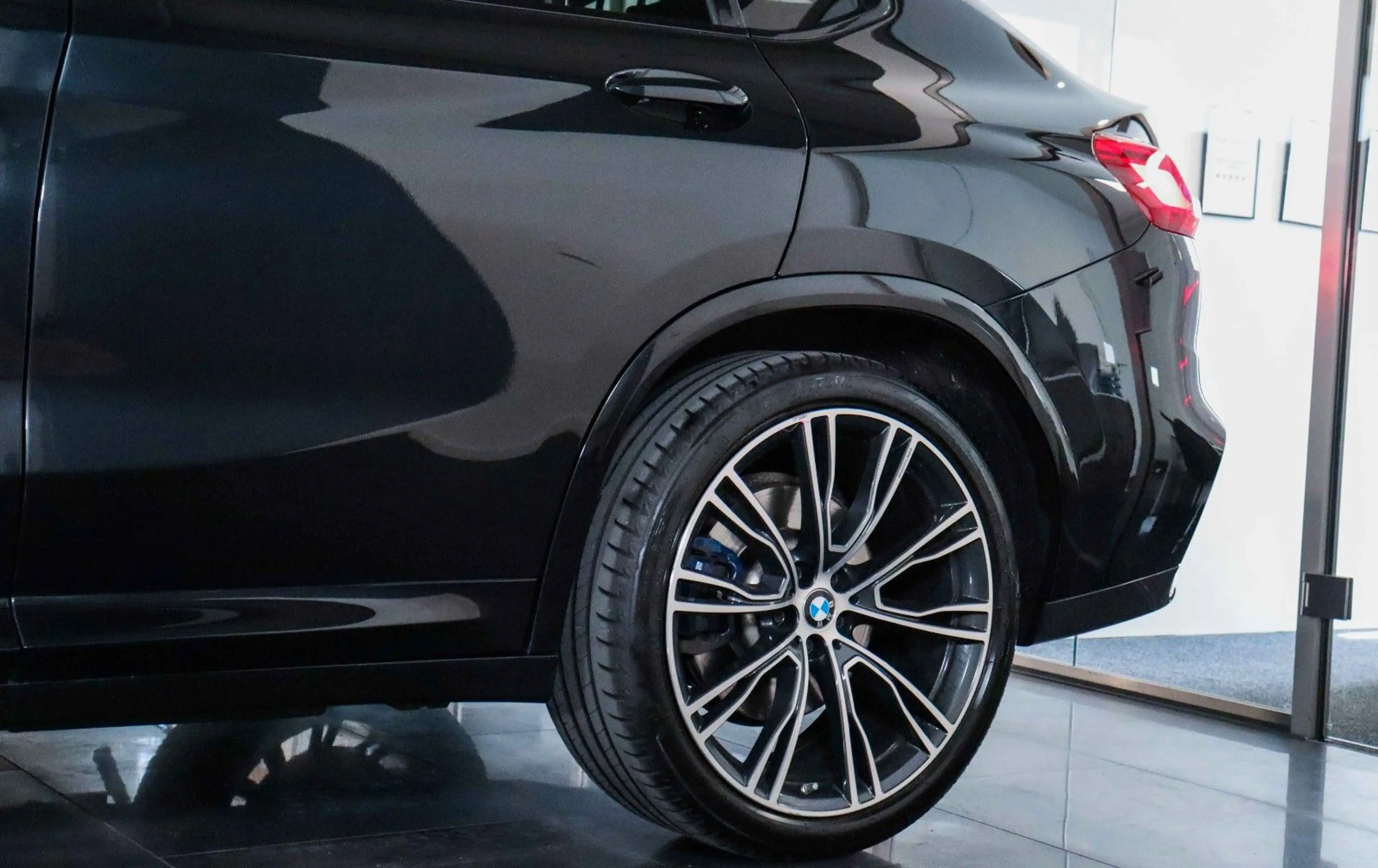 BMW X4 M i xD NAVI PROF*HuD*SPUR*AHK*KEYLESS*SHADOW — photo 11
