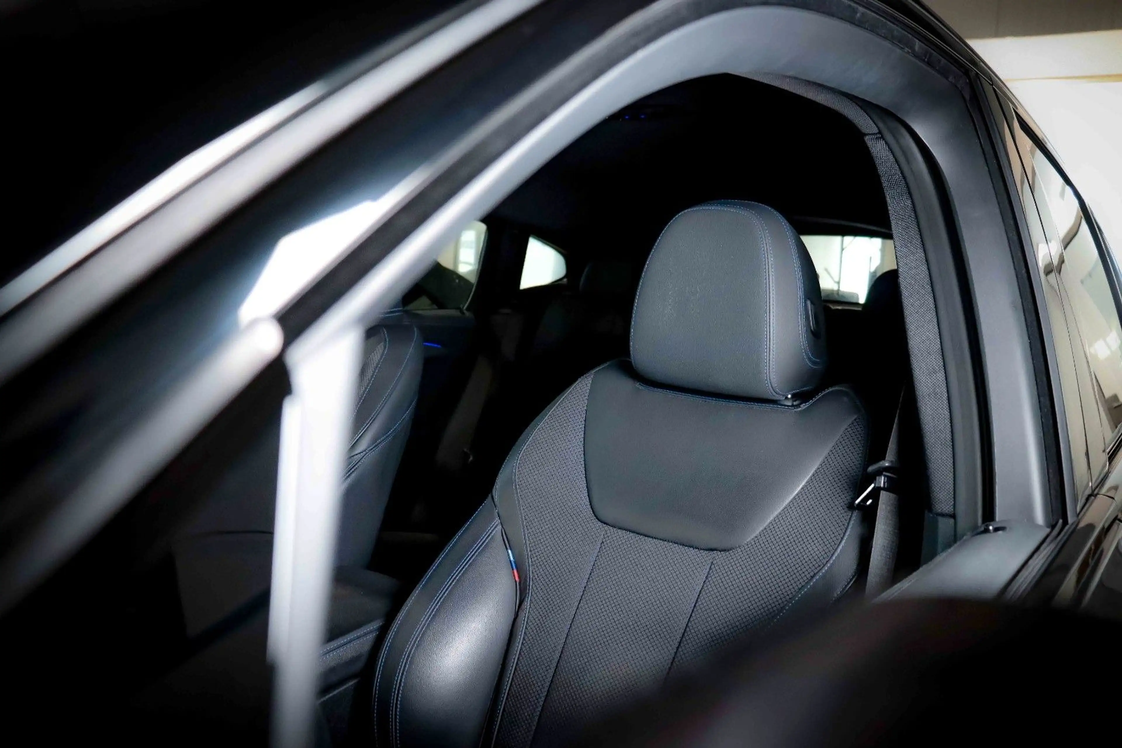 BMW X4 M i xD NAVI PROF*HuD*SPUR*AHK*KEYLESS*SHADOW — photo 12