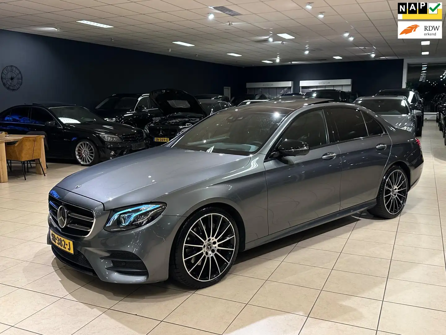 Mercedes-Benz E 220 E 220d AMG Pakket|PANO|HUD|DISTR|NAP|MEMORY|VOL Grijs - 1