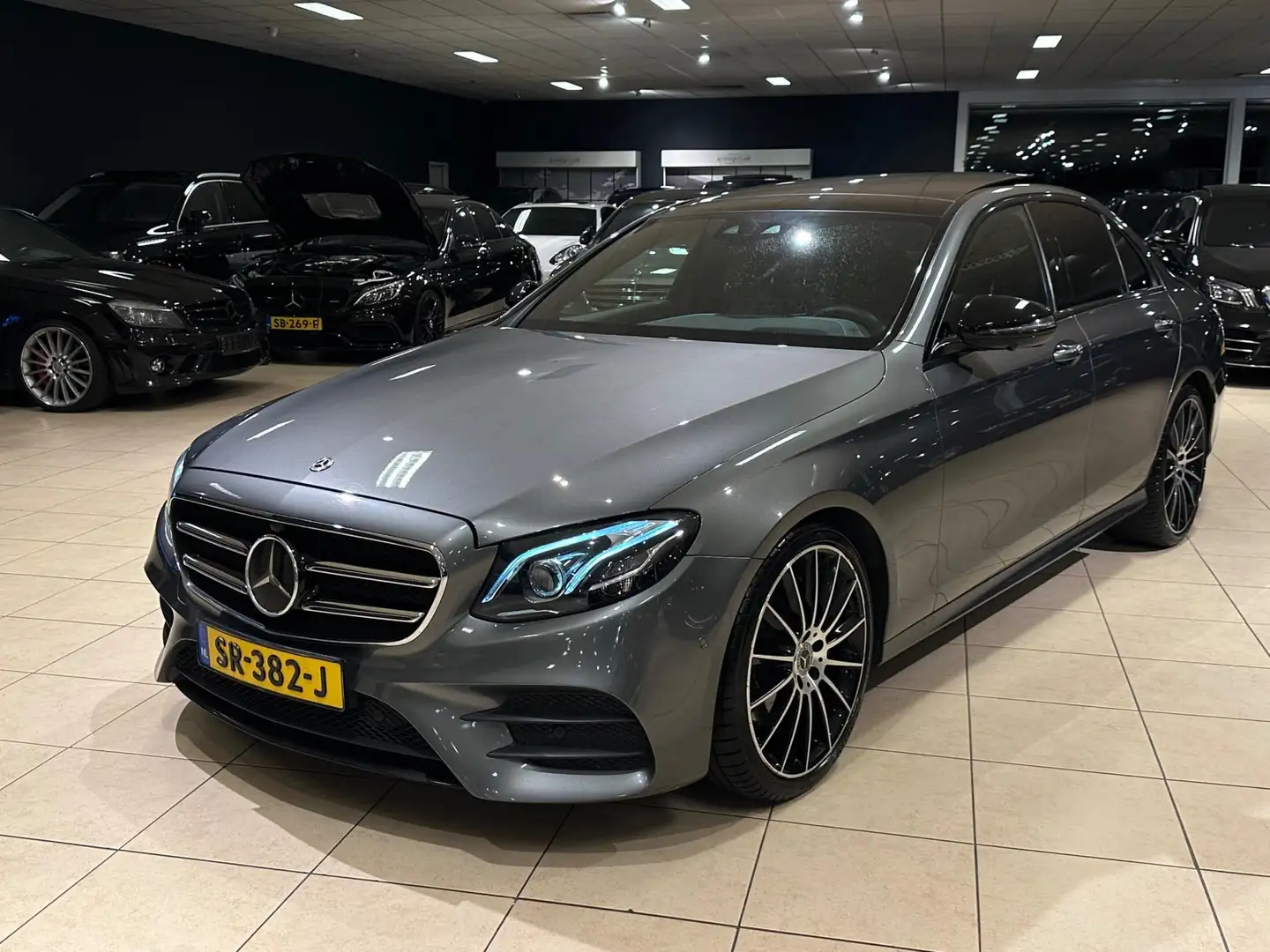 Mercedes-Benz E 220 E 220d AMG Pakket|PANO|HUD|DISTR|NAP|MEMORY|VOL Grijs - 2
