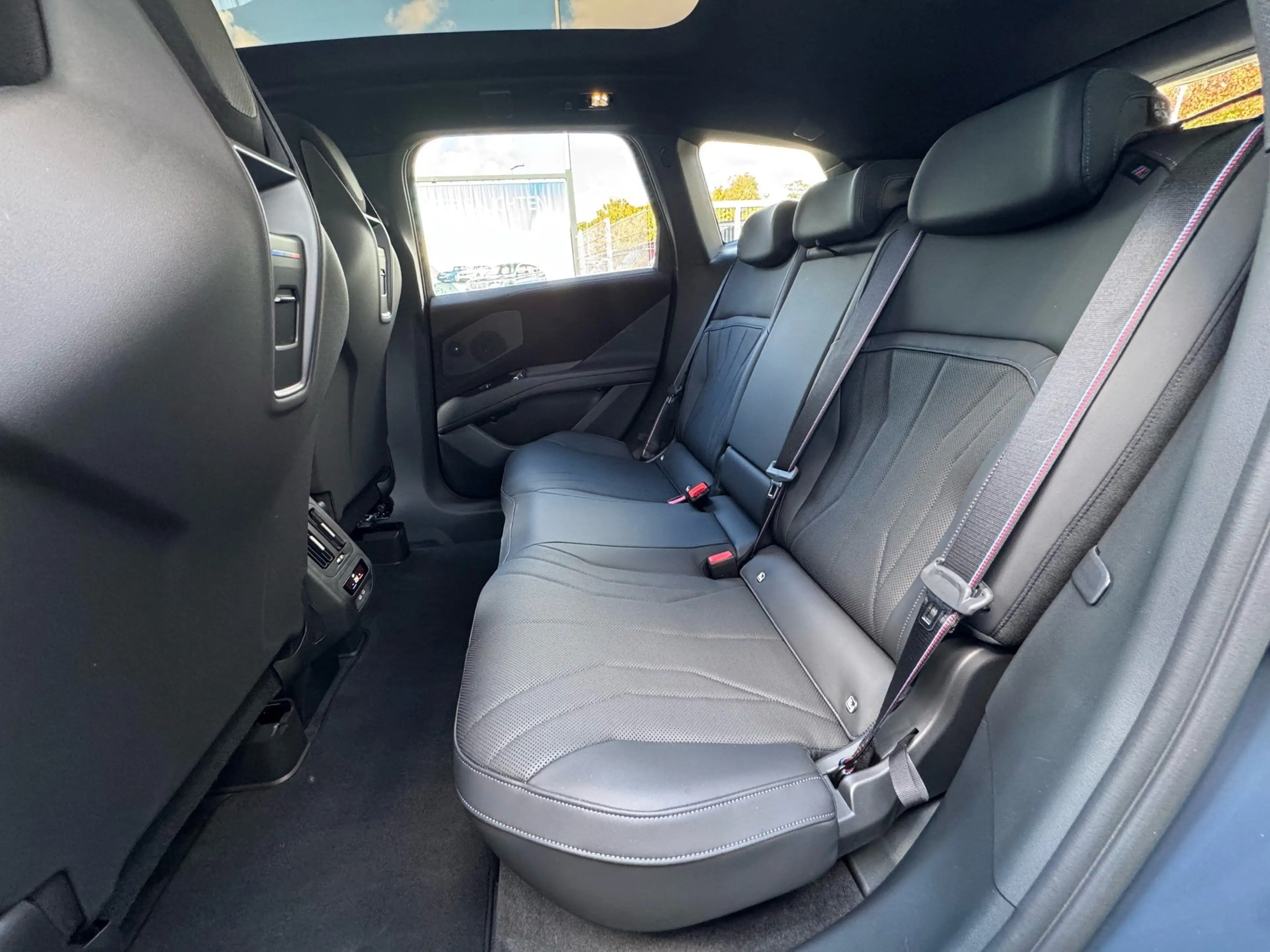 BMW iX3 50 xDrive M Sport Pro h&k PANO Vision AHK DA+ — photo 7