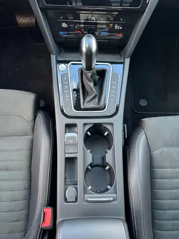 Volkswagen Passat view 22