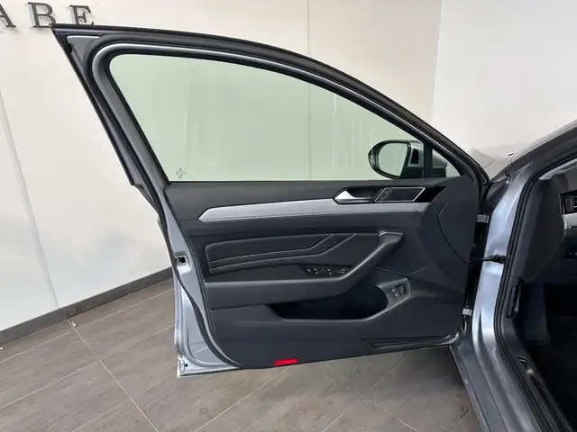 Volkswagen Passat view 10