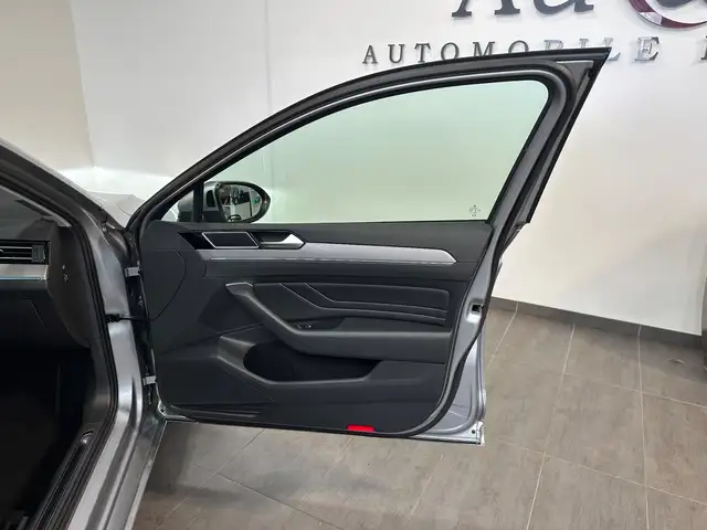 Volkswagen Passat view 11