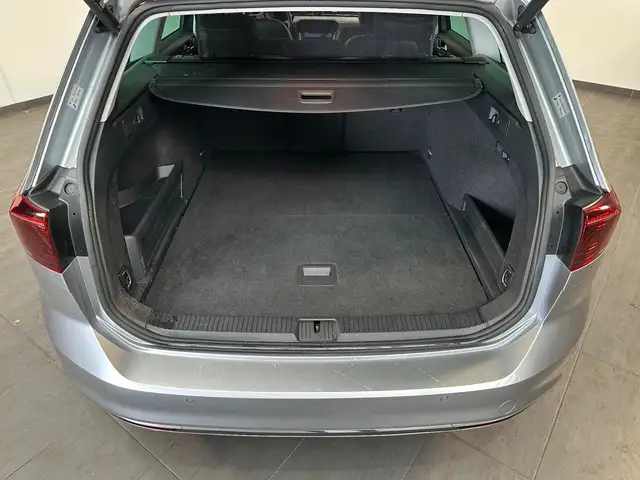 Volkswagen Passat view 6