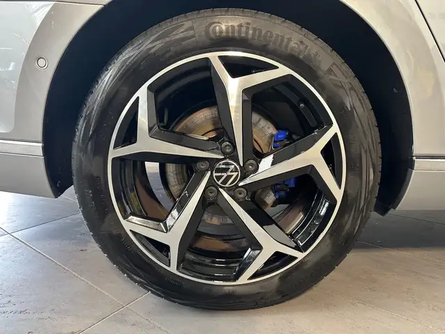 Volkswagen Passat view 5